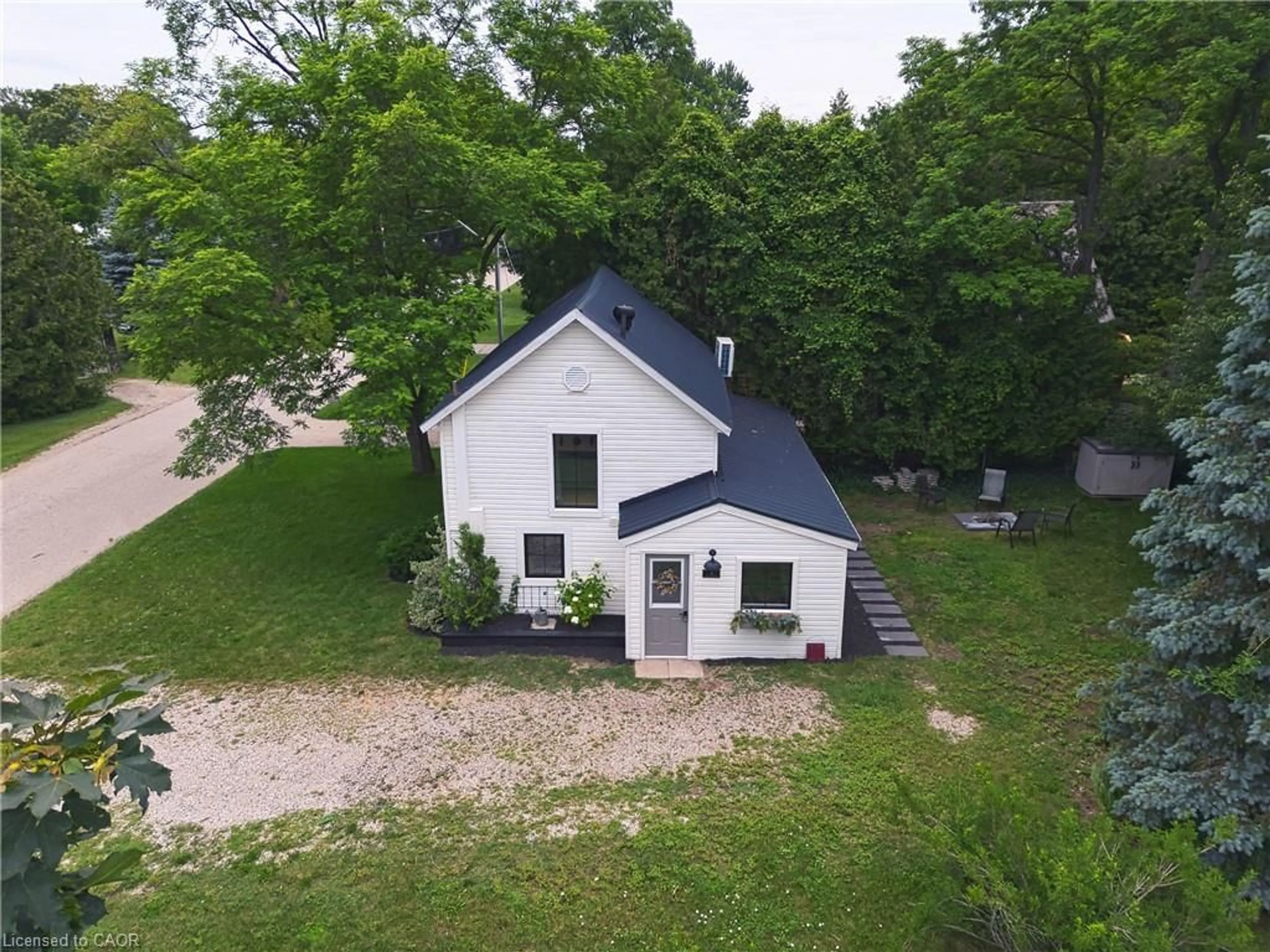 A pic from outside/outdoor area/front of a property/back of a property/a pic from drone, building for 4 Elizabeth St, Bayfield Ontario N0M 1G0