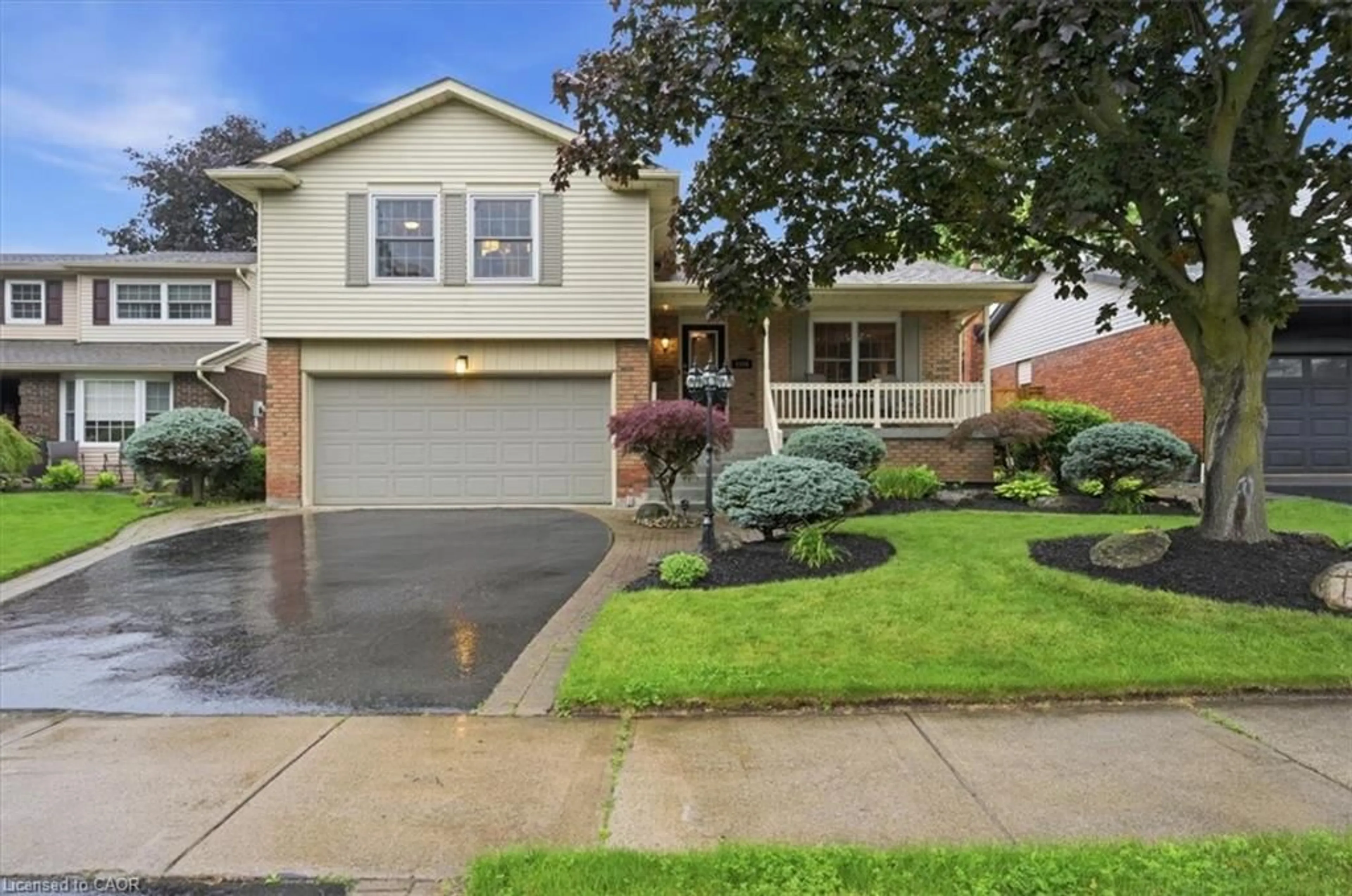 Home with vinyl exterior material, street for 1334 Wiltshire Ave, Burlington Ontario L7M 1X9