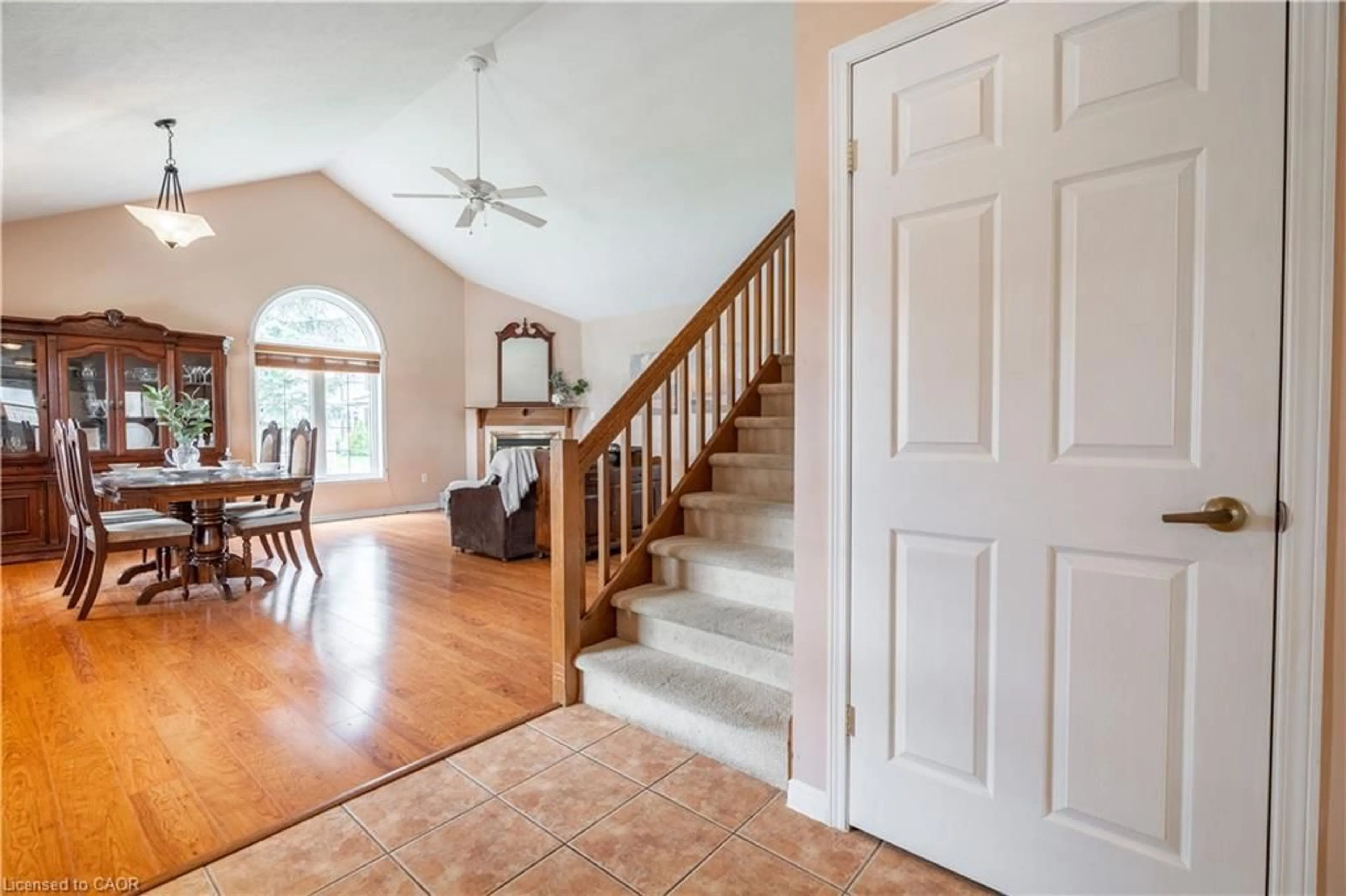 Indoor foyer for 339 Main St, Dunnville Ontario N1A 1W3