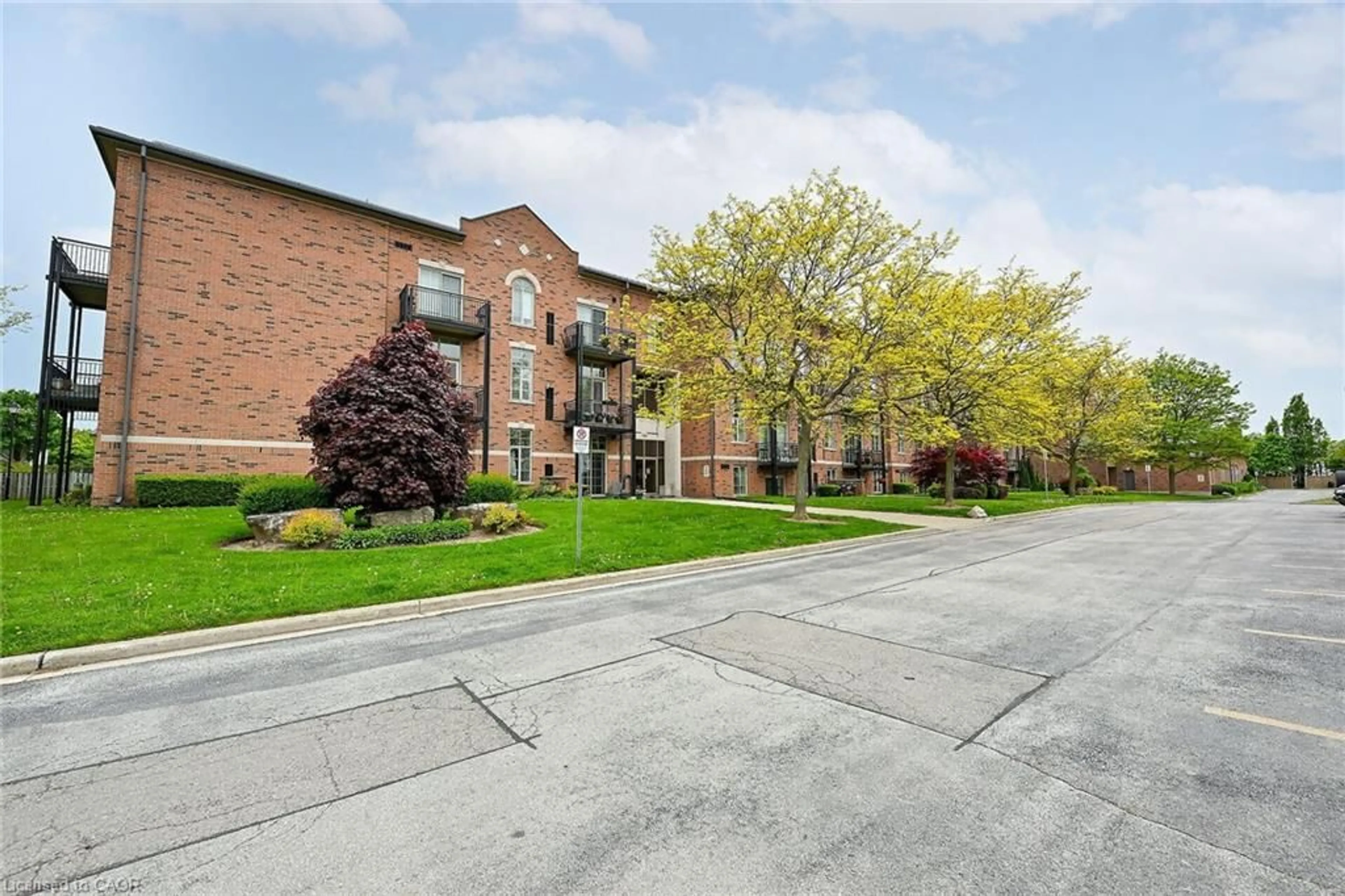 Patio, building for 262 Dundas St #315, Waterdown Ontario L8B 1A9