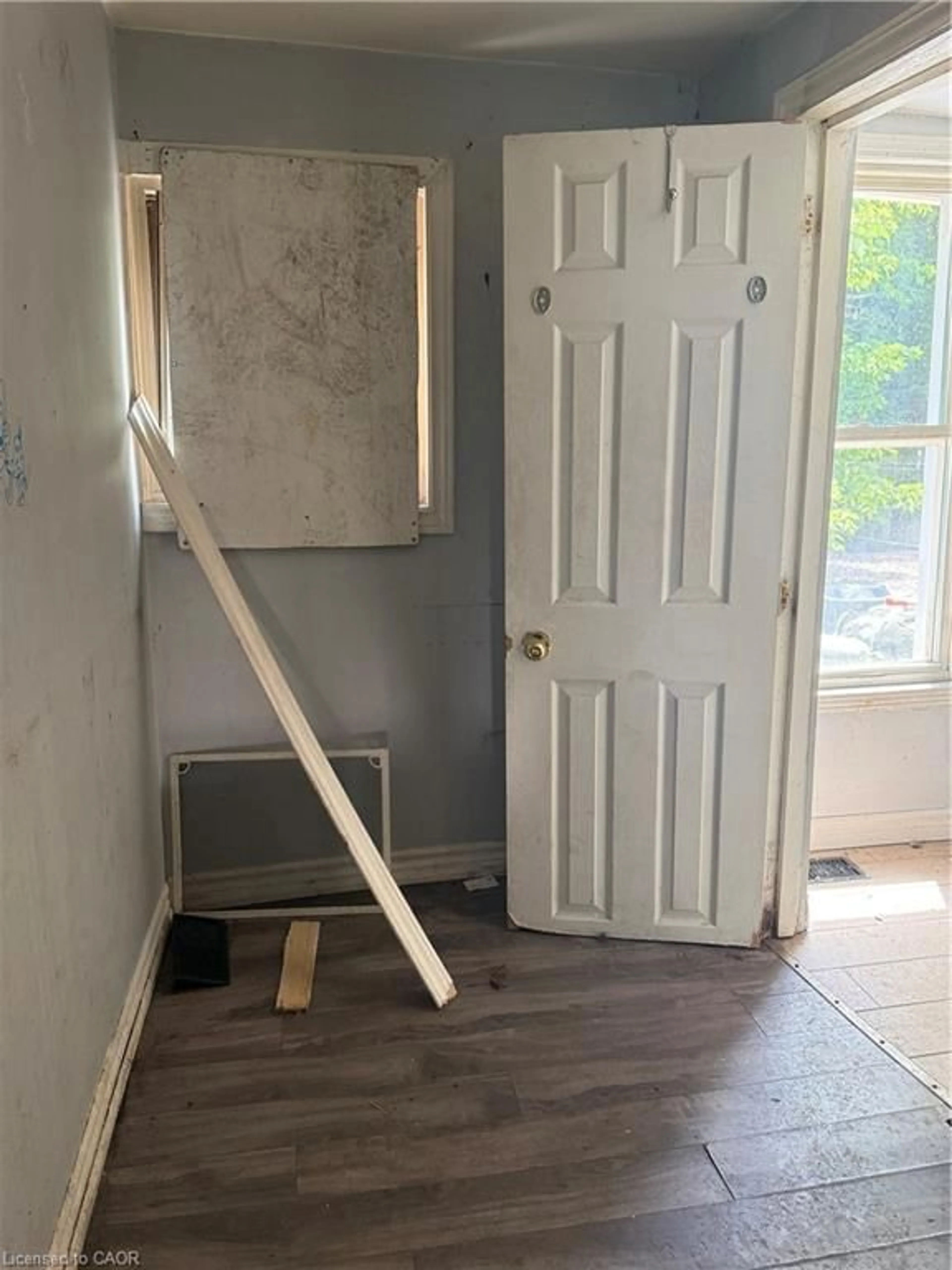 A pic of a room for 170 1/2 Macnab St, Hamilton Ontario L8R 2M4