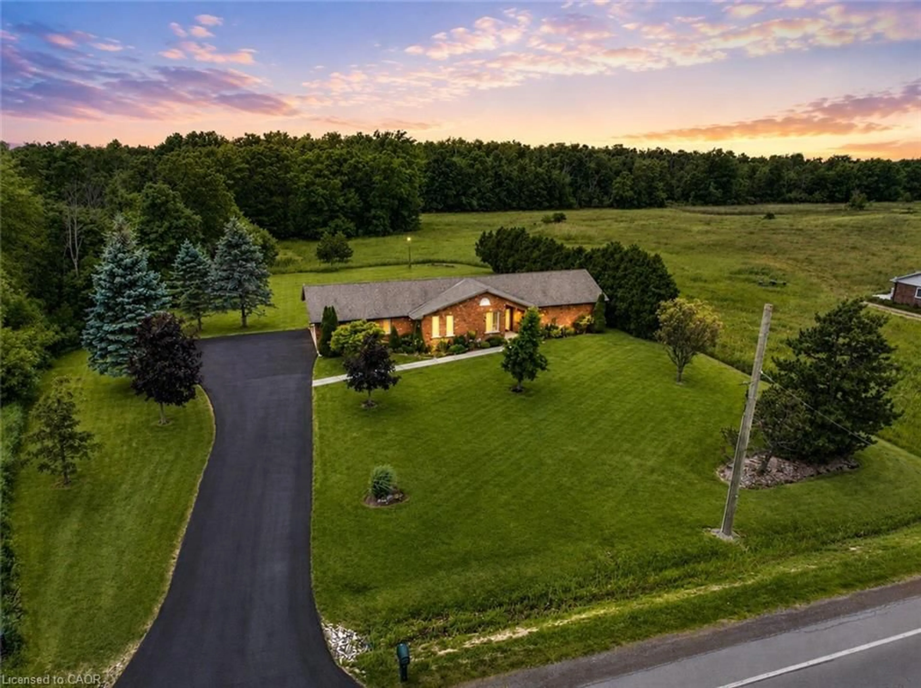 A pic from outside/outdoor area/front of a property/back of a property/a pic from drone, mountain view for 398 Mountain Rd, Grimsby Ontario L3M 4E7