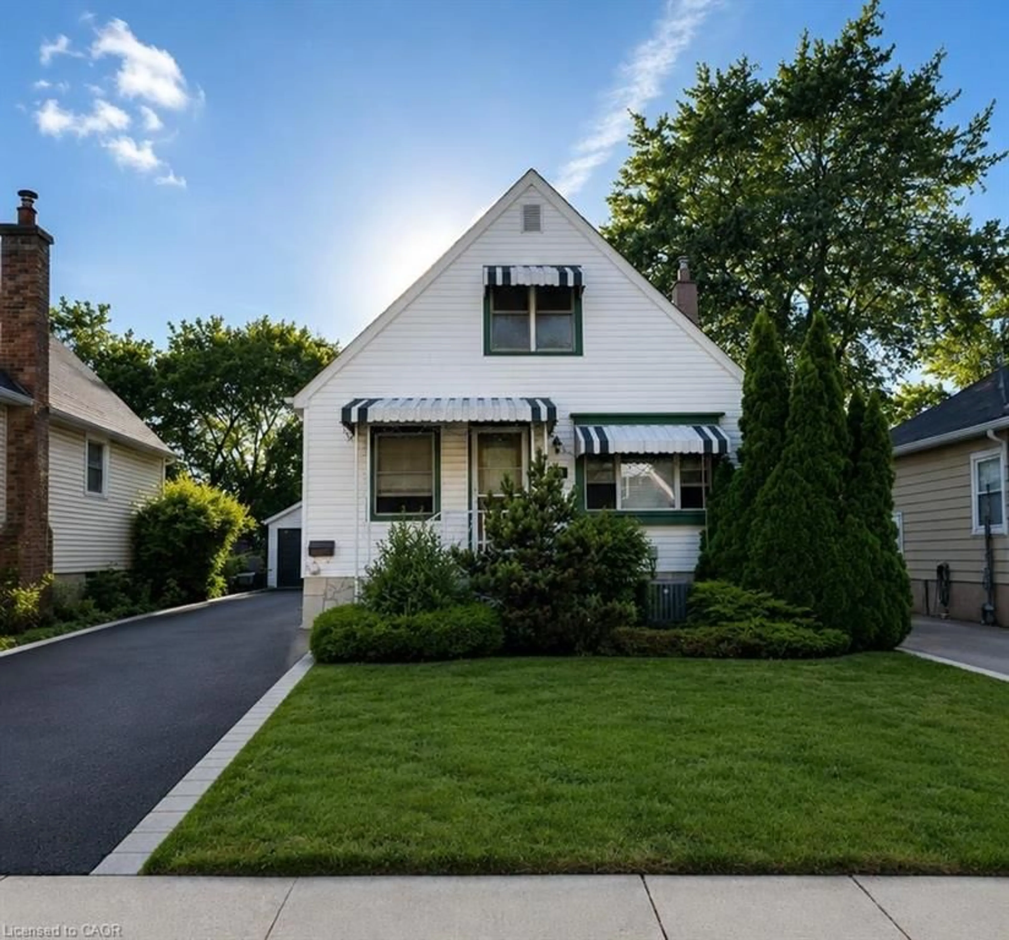 Home with vinyl exterior material, street for 294 East 27th St, Hamilton Ontario L8V 3G6