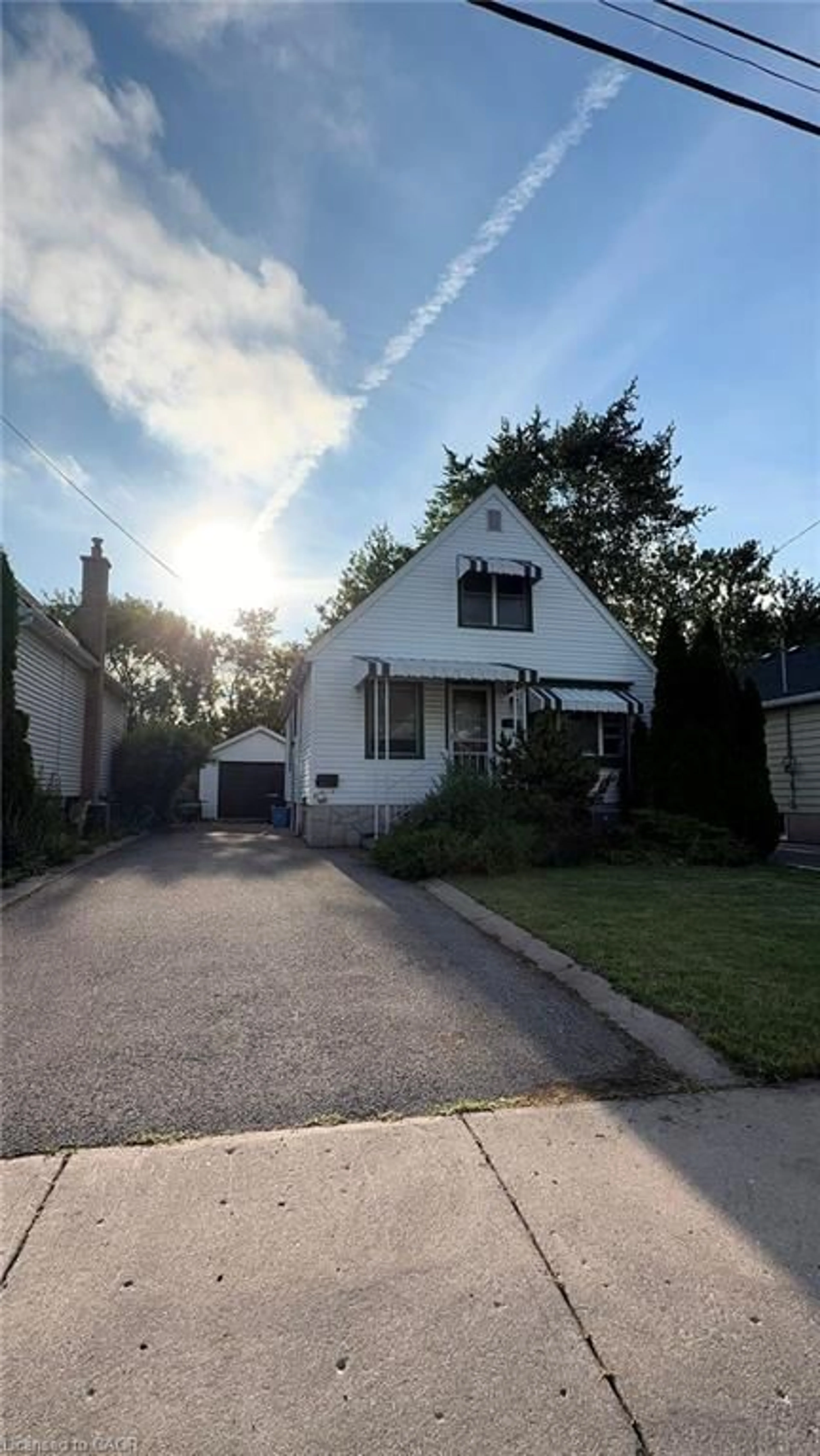 A pic from outside/outdoor area/front of a property/back of a property/a pic from drone, street for 294 East 27th St, Hamilton Ontario L8V 3G6