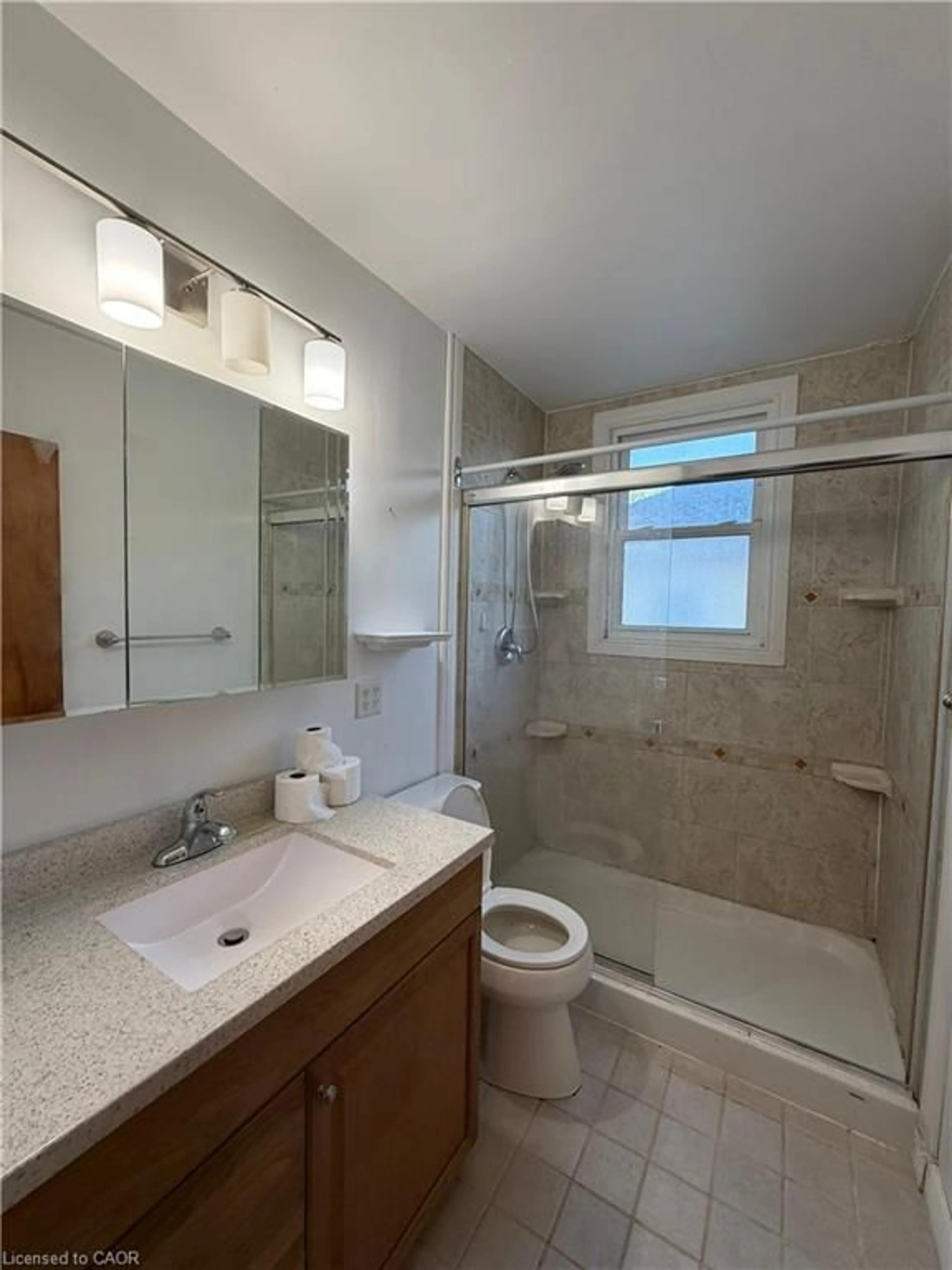 Standard bathroom, ceramic/tile floor for 294 East 27th St, Hamilton Ontario L8V 3G6
