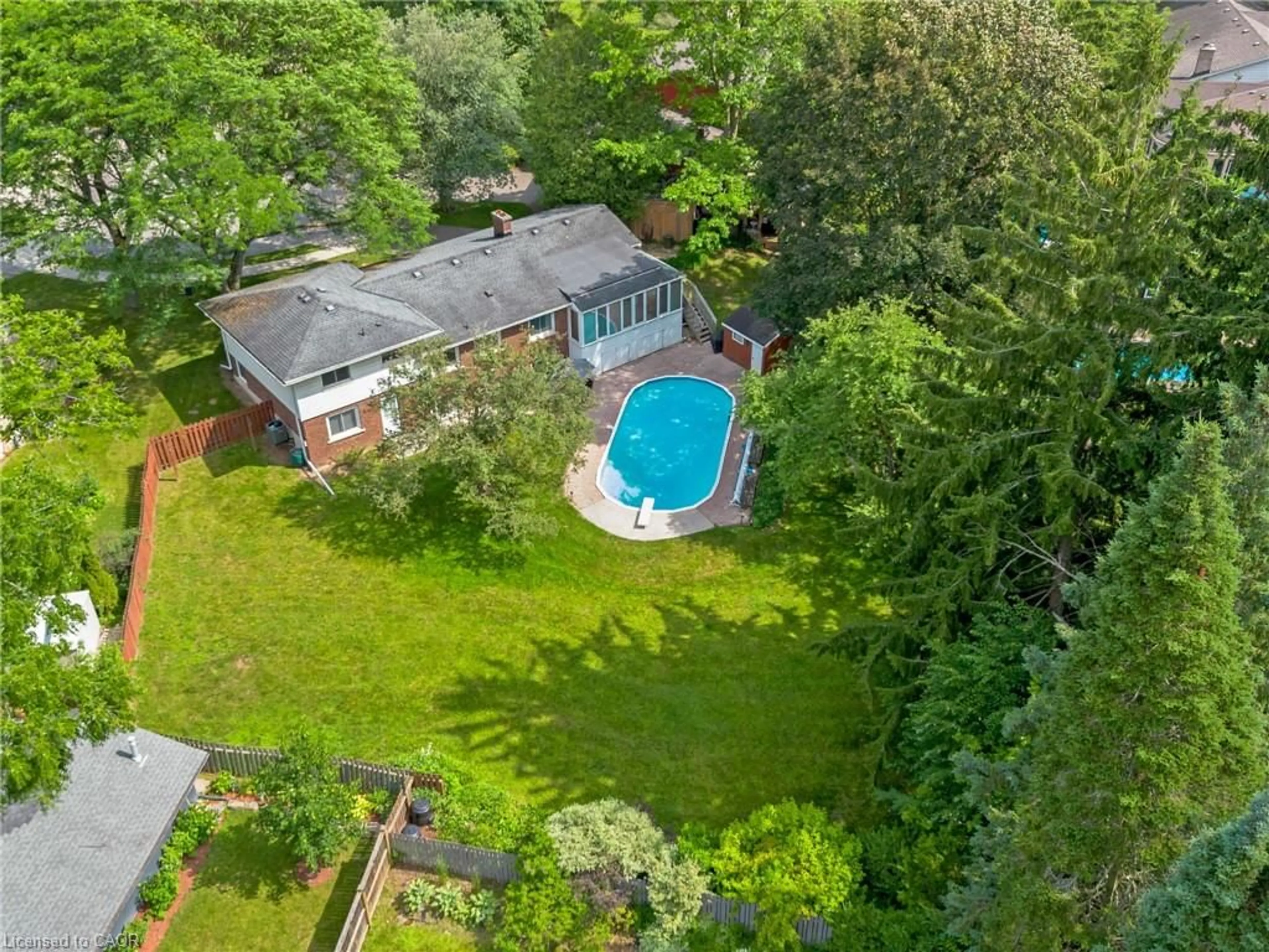 A pic from outside/outdoor area/front of a property/back of a property/a pic from drone, unknown for 20 Corwin Blvd, Cambridge Ontario N1S 3L3