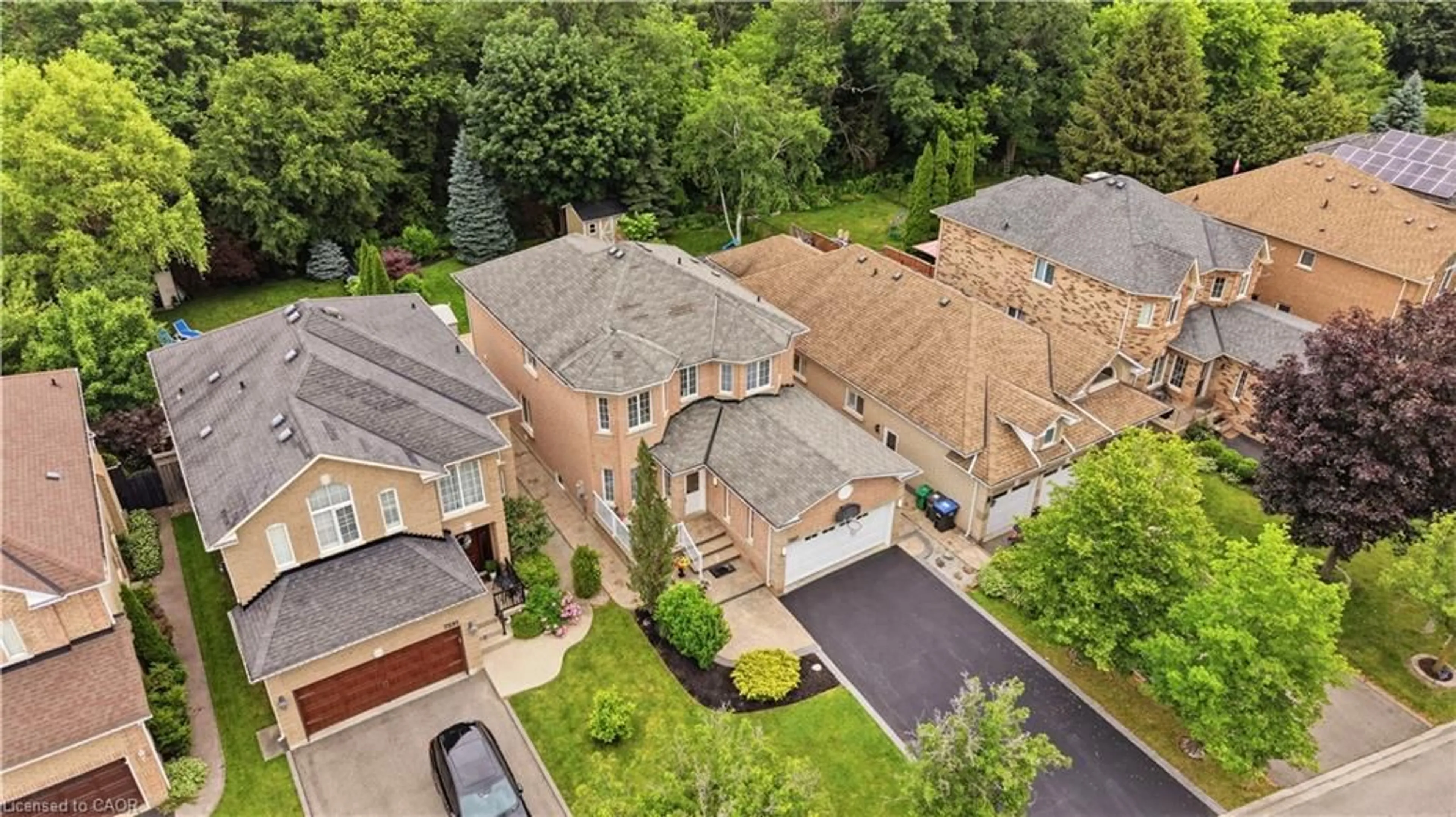 A pic from outside/outdoor area/front of a property/back of a property/a pic from drone, street for 7287 Waldorf Way, Mississauga Ontario L5N 7P7