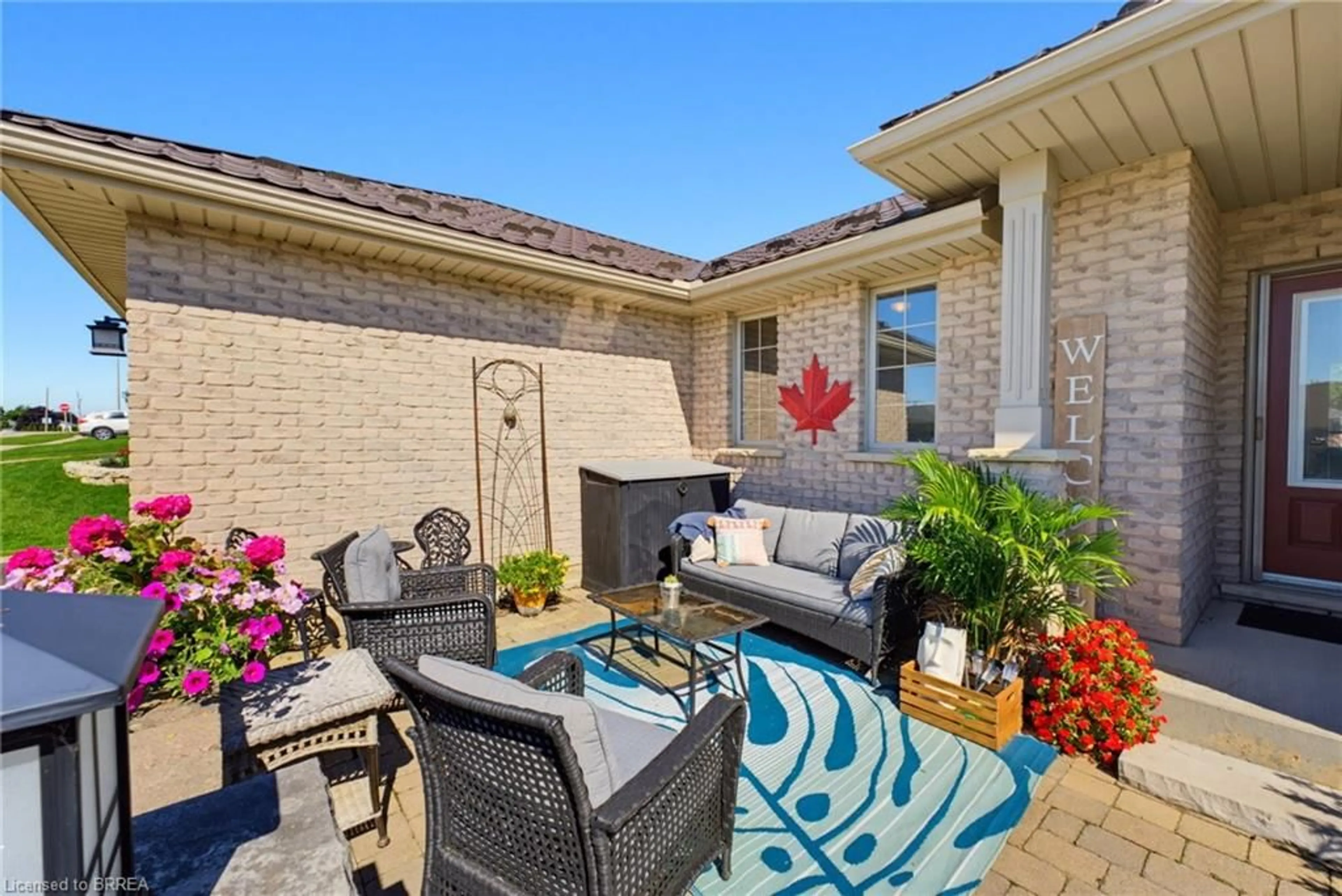Patio, street for 21 Mansfield Dr, St. George Ontario N0E 1N0