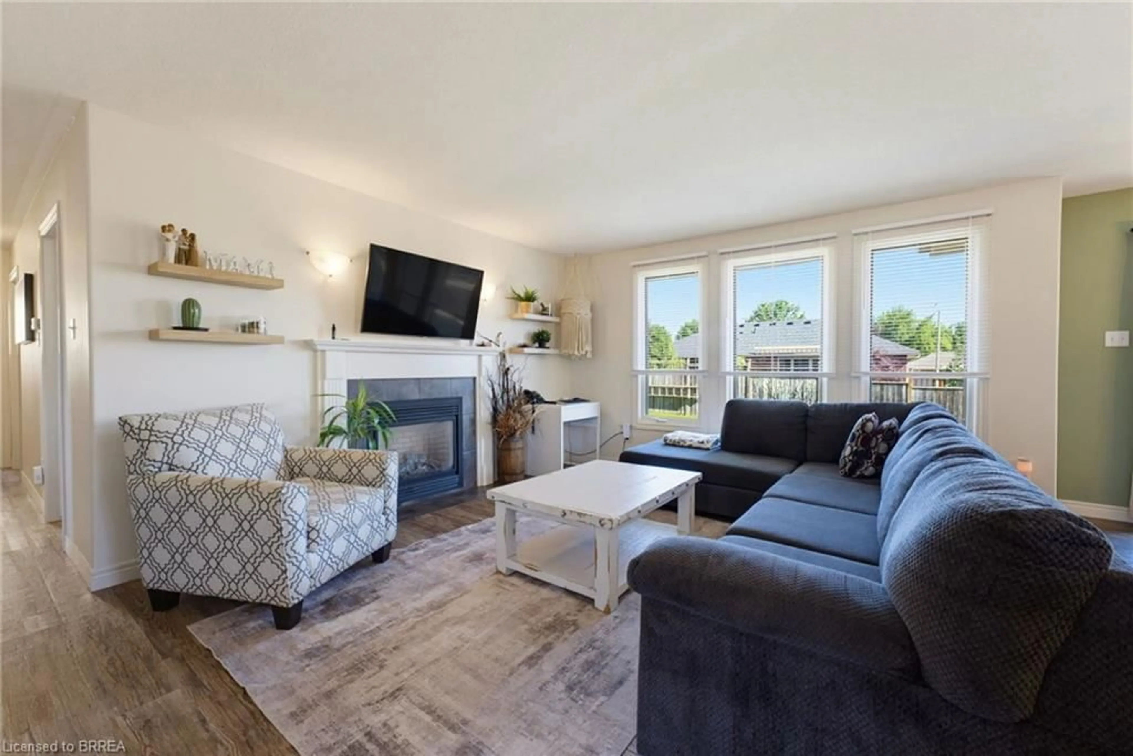 Living room with furniture, wood/laminate floor for 21 Mansfield Dr, St. George Ontario N0E 1N0