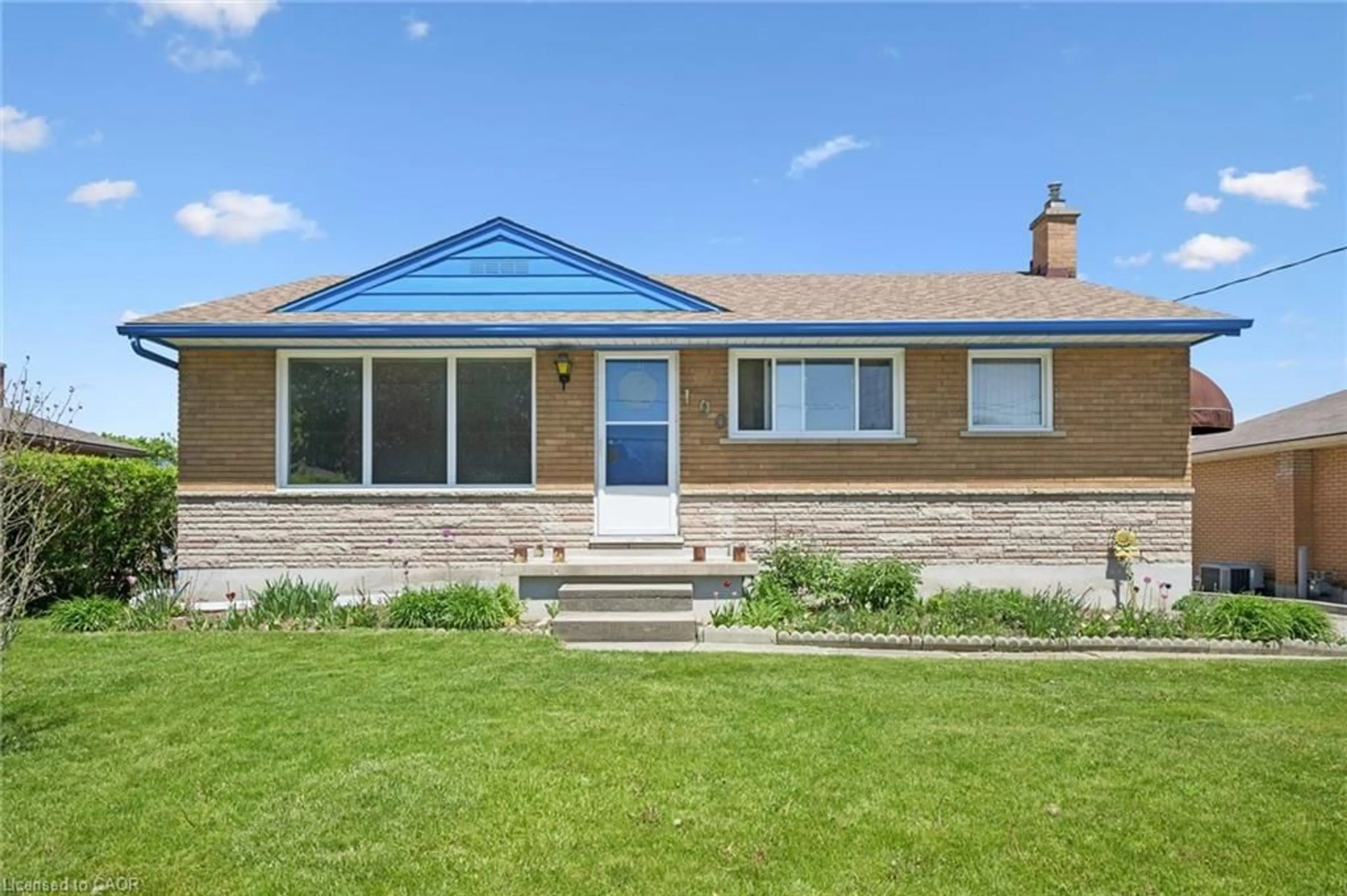 Home with vinyl exterior material, street for 190 Vanier Dr, Kitchener Ontario N2C 1J7