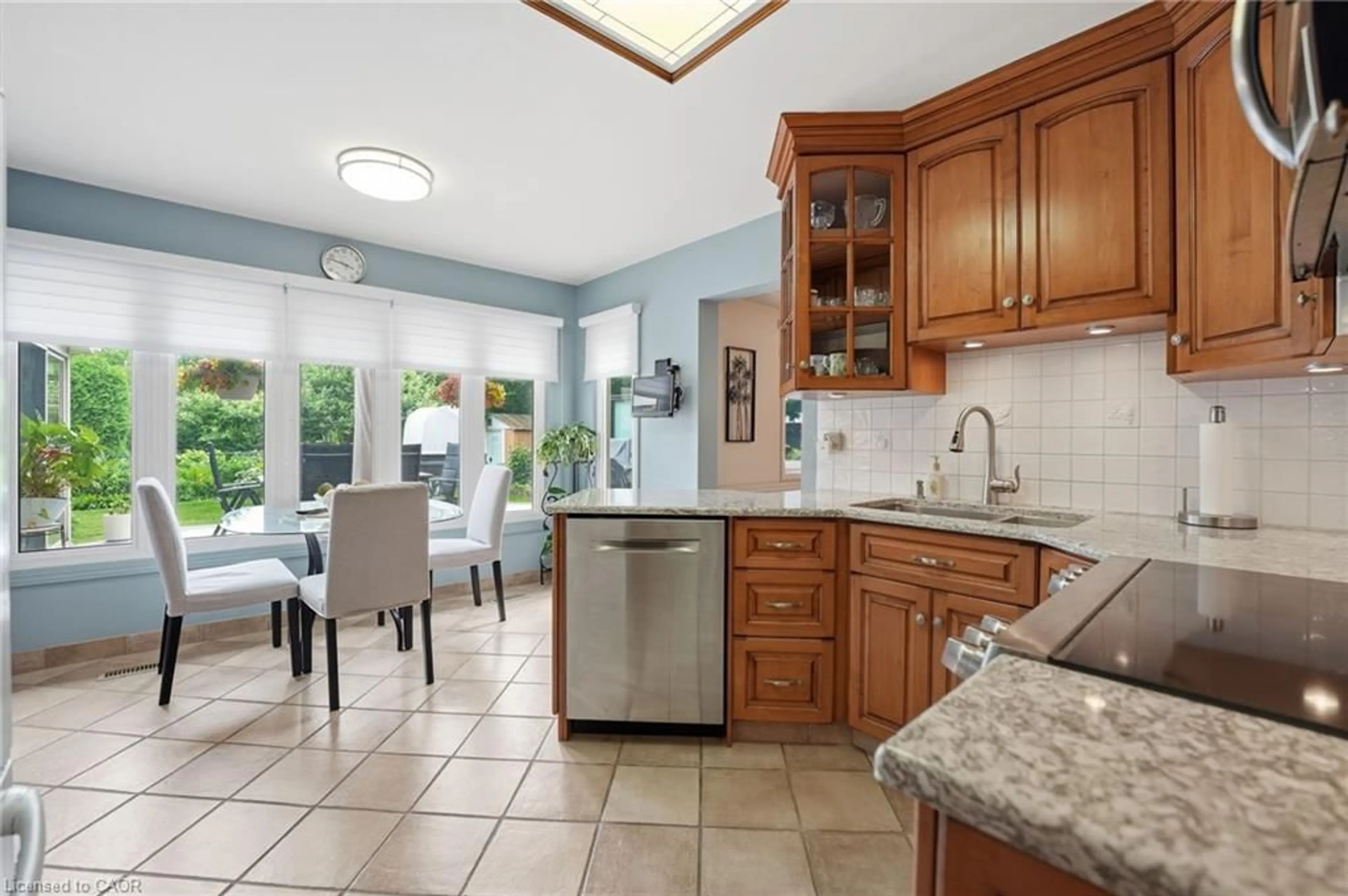 Open concept kitchen, ceramic/tile floor for 44 Forestview Dr, Dundas Ontario L9H 6M8