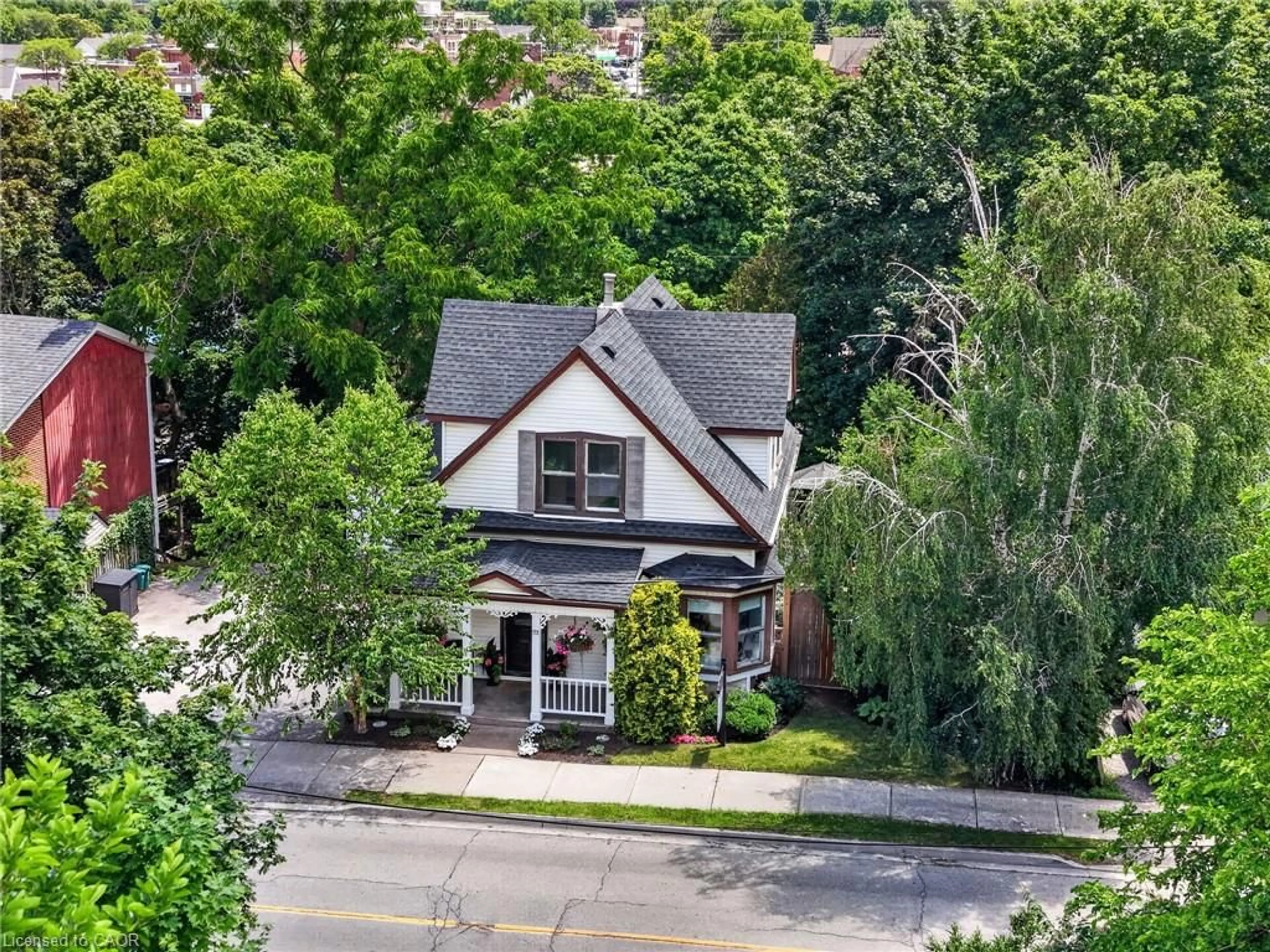A pic from outside/outdoor area/front of a property/back of a property/a pic from drone, street for 111 Main St, Grimsby Ontario L3M 1R5