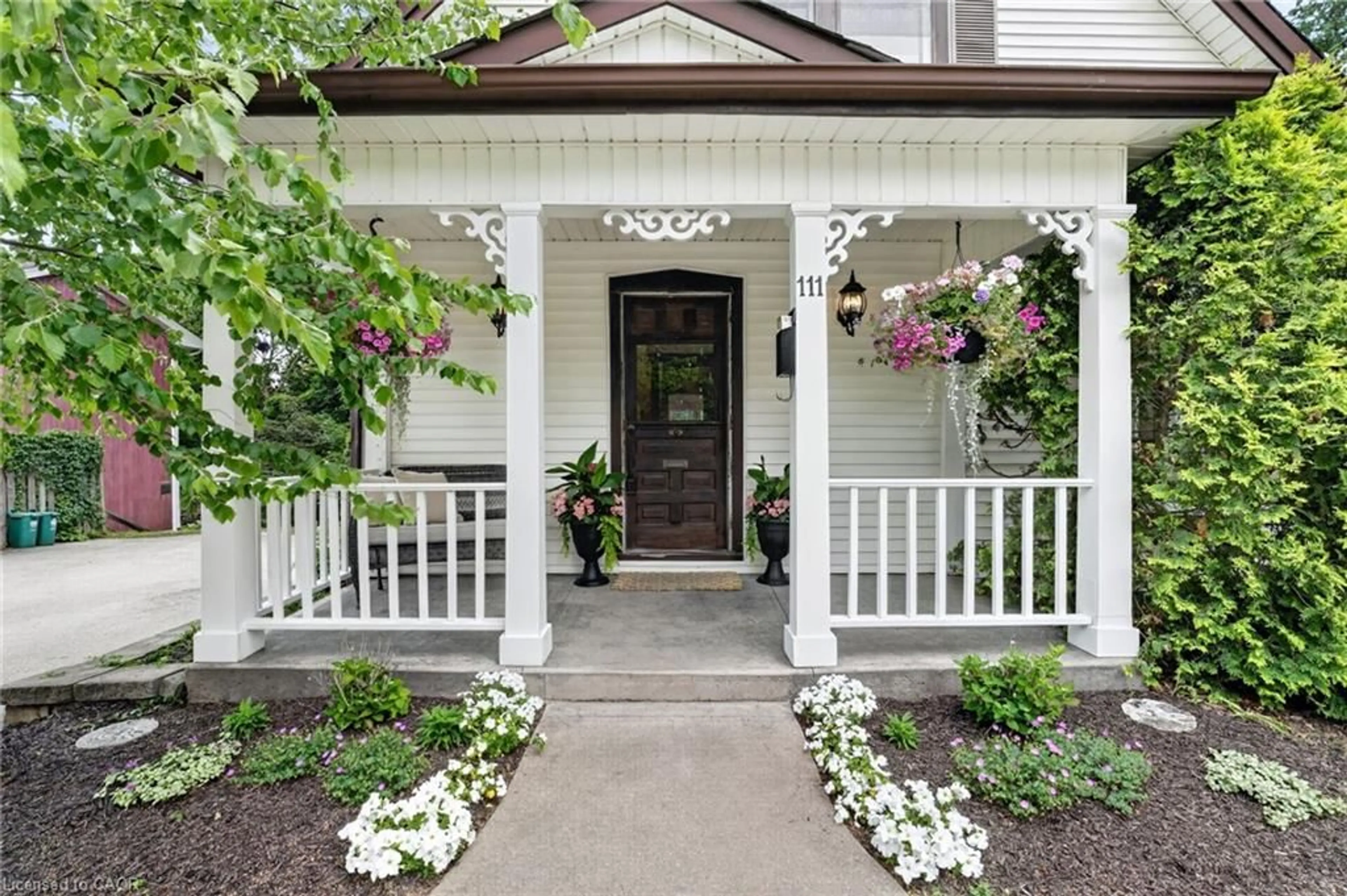 Indoor entryway for 111 Main St, Grimsby Ontario L3M 1R5