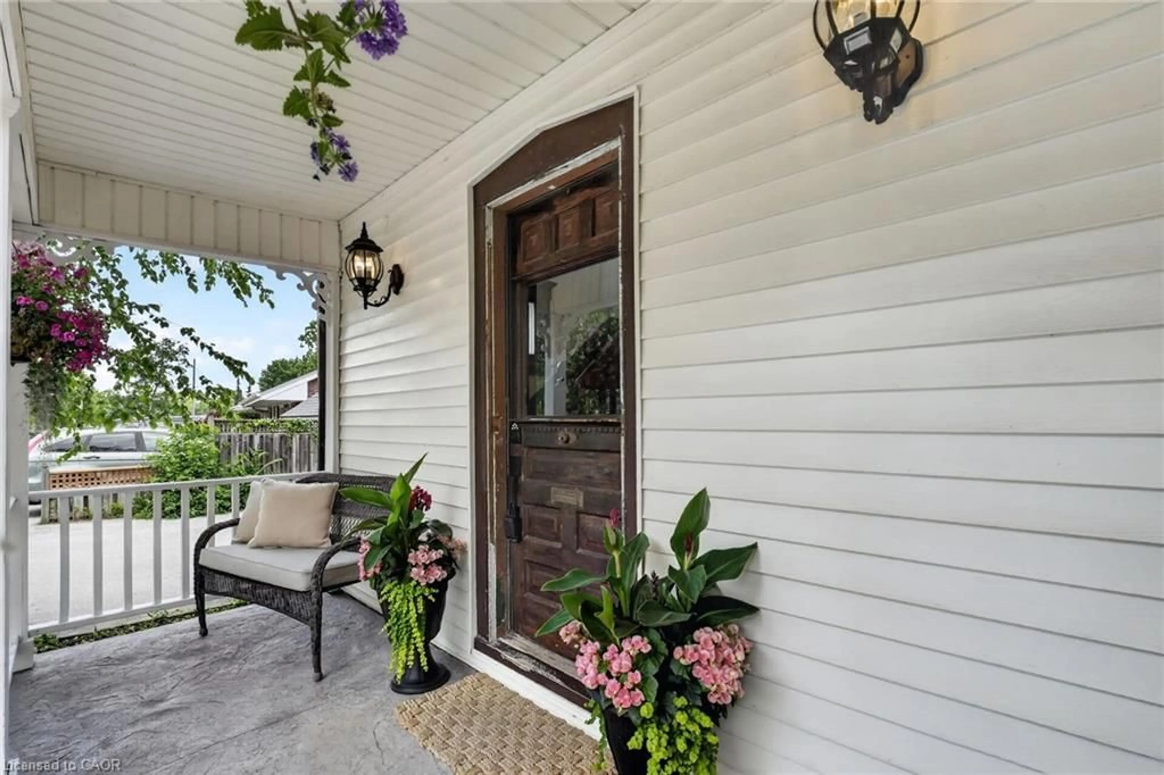 Indoor entryway for 111 Main St, Grimsby Ontario L3M 1R5