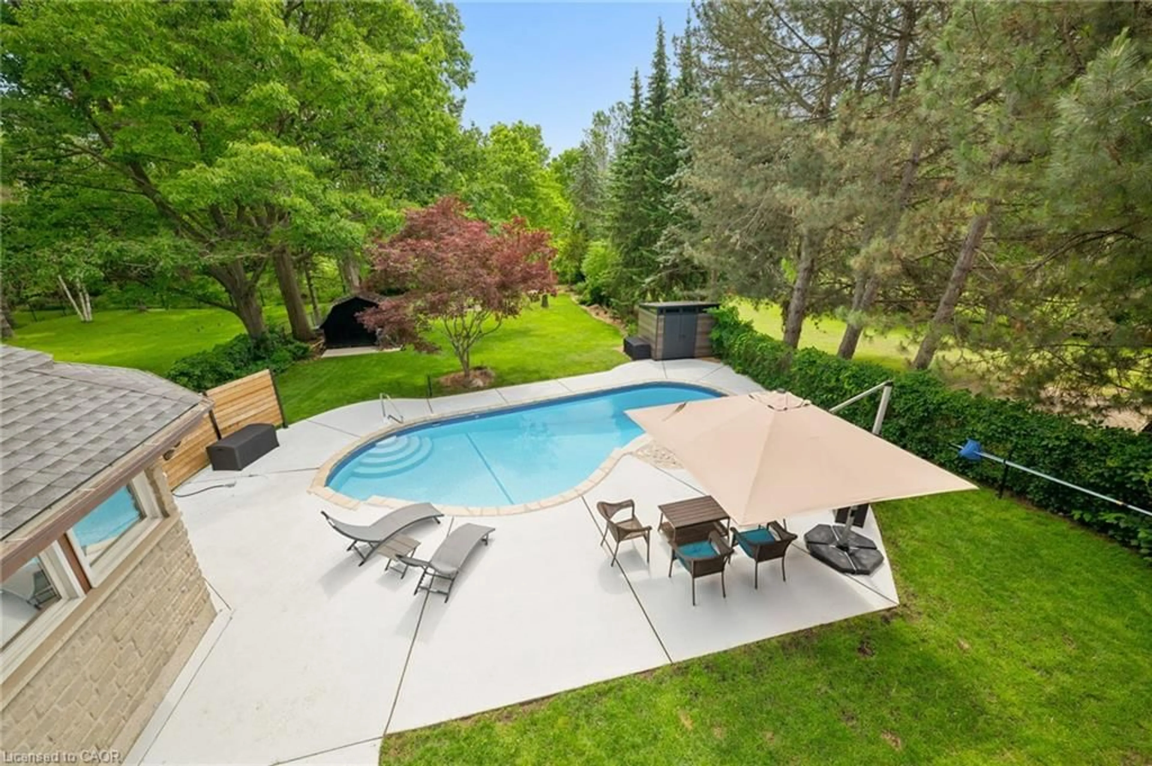 Pool for 555 Fountain St, Cambridge Ontario N3H 1J2