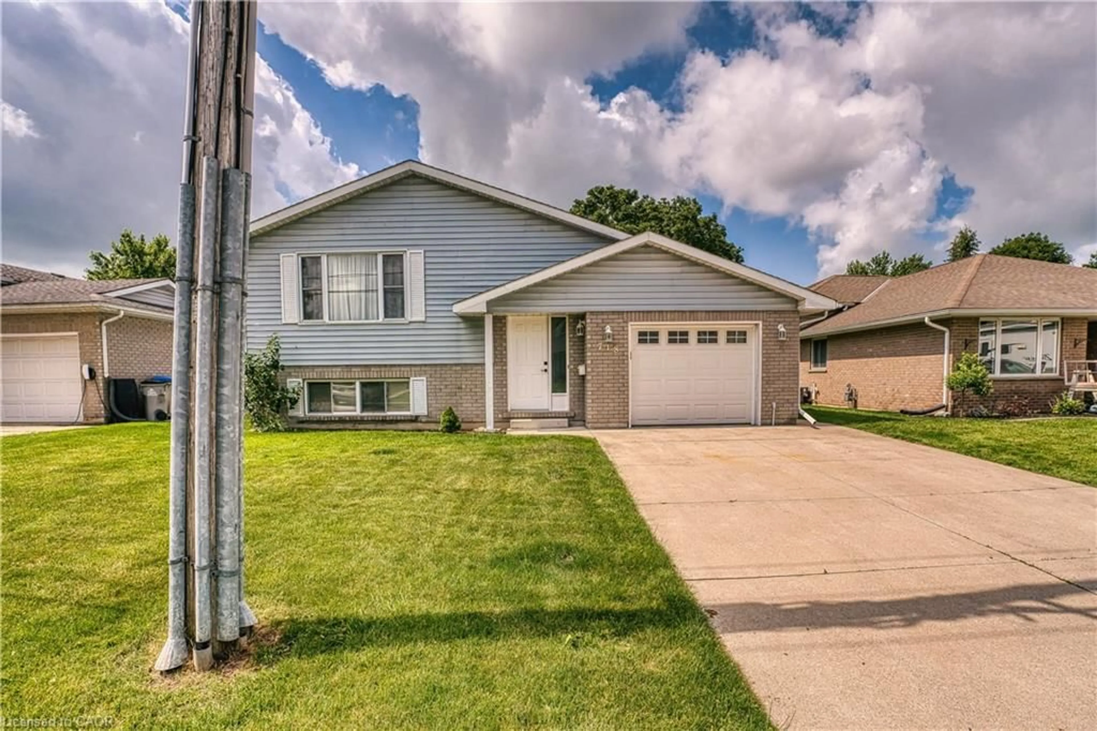 Home with vinyl exterior material, street for 718 Edgar St, Listowel Ontario N4W 1H7