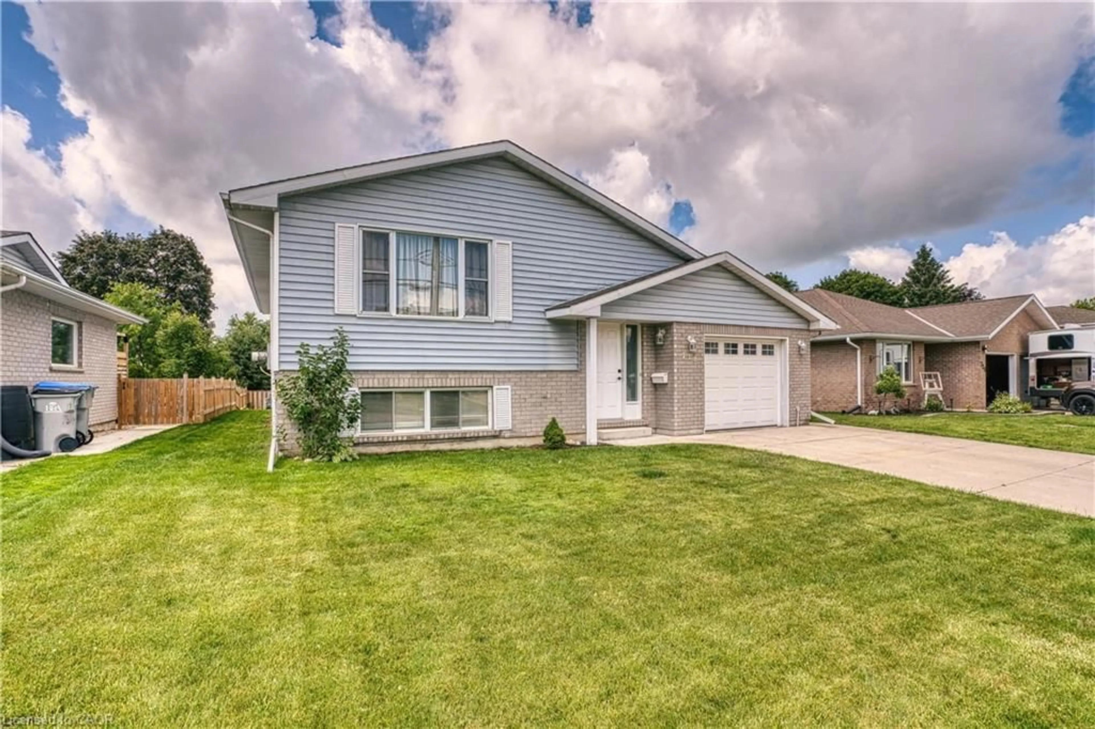 Home with vinyl exterior material, street for 718 Edgar St, Listowel Ontario N4W 1H7