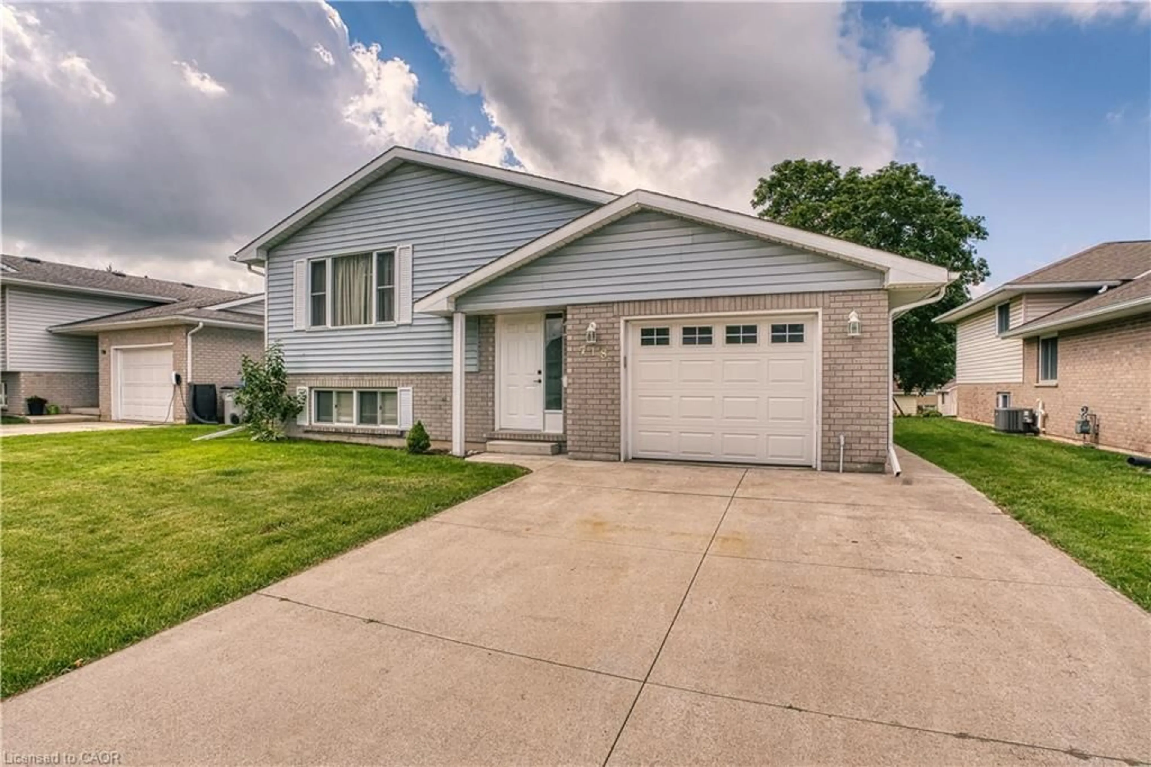 Home with vinyl exterior material, street for 718 Edgar St, Listowel Ontario N4W 1H7