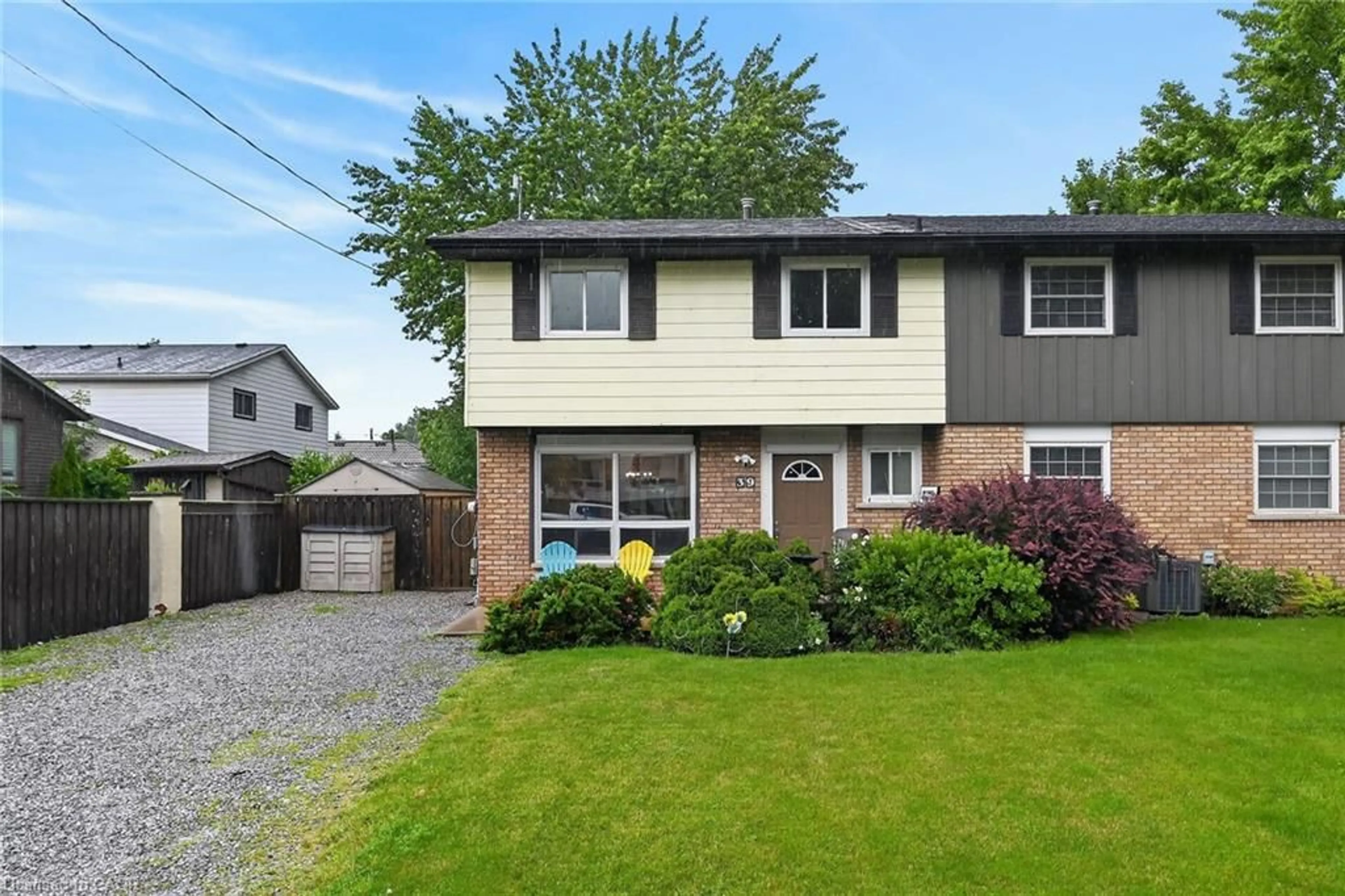 Home with vinyl exterior material, street for 39 Dundee Dr, Caledonia Ontario N3W 1J8