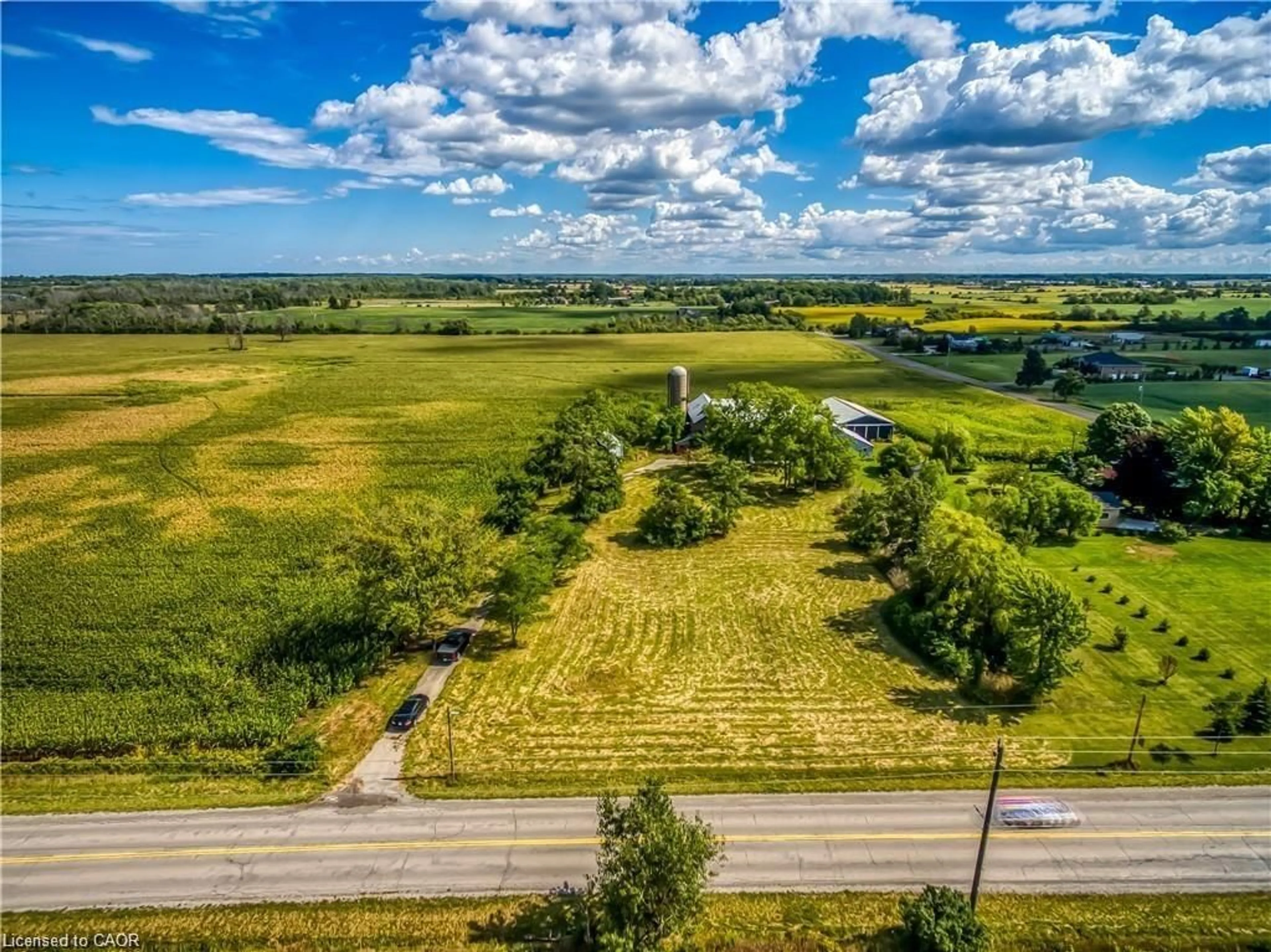 A pic from outside/outdoor area/front of a property/back of a property/a pic from drone, unknown for 406 Tapleytown Rd, Hamilton Ontario L8J 3K6