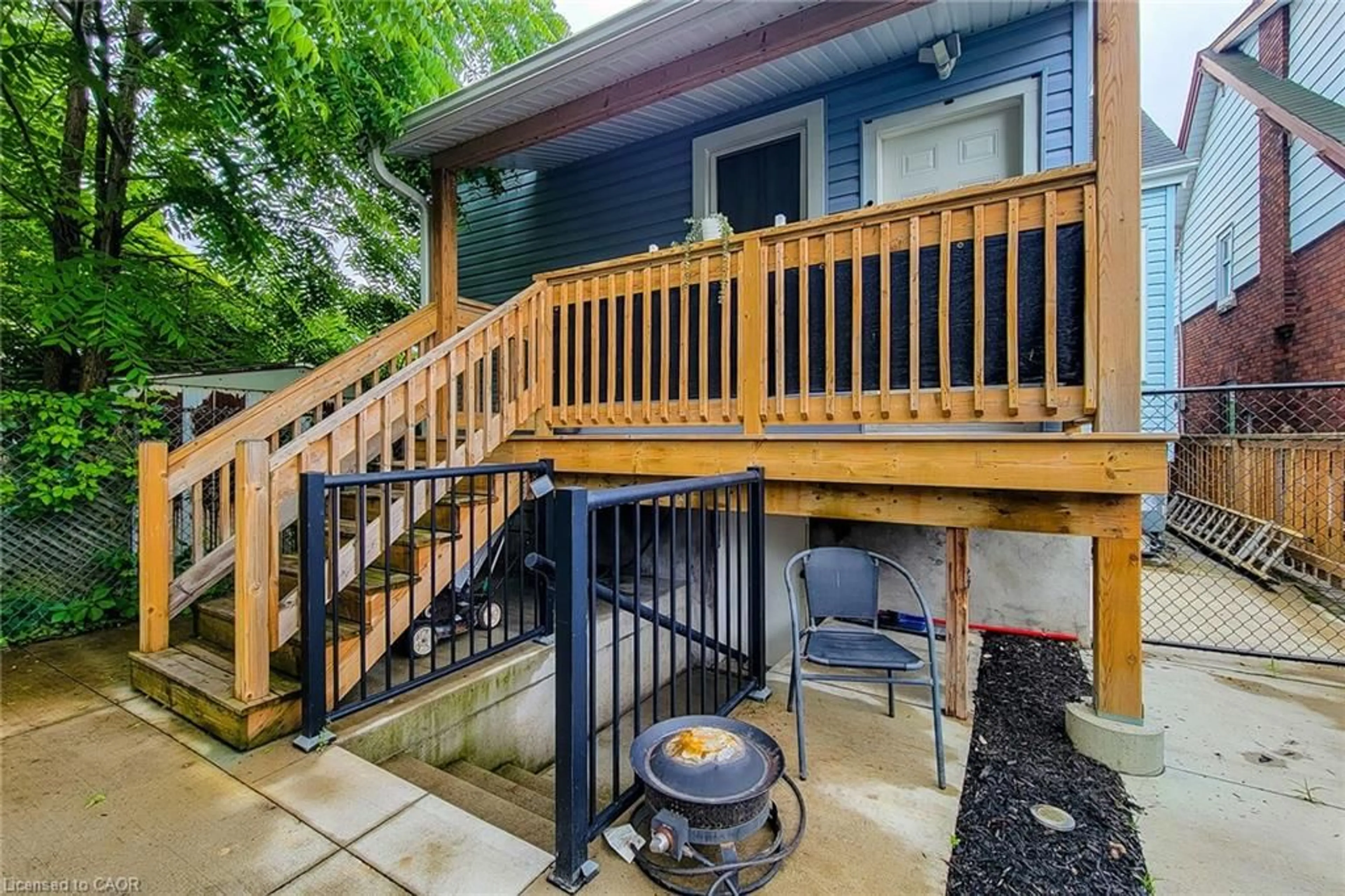 Patio, street for 58 East 22nd St, Hamilton Ontario L8V 2V3