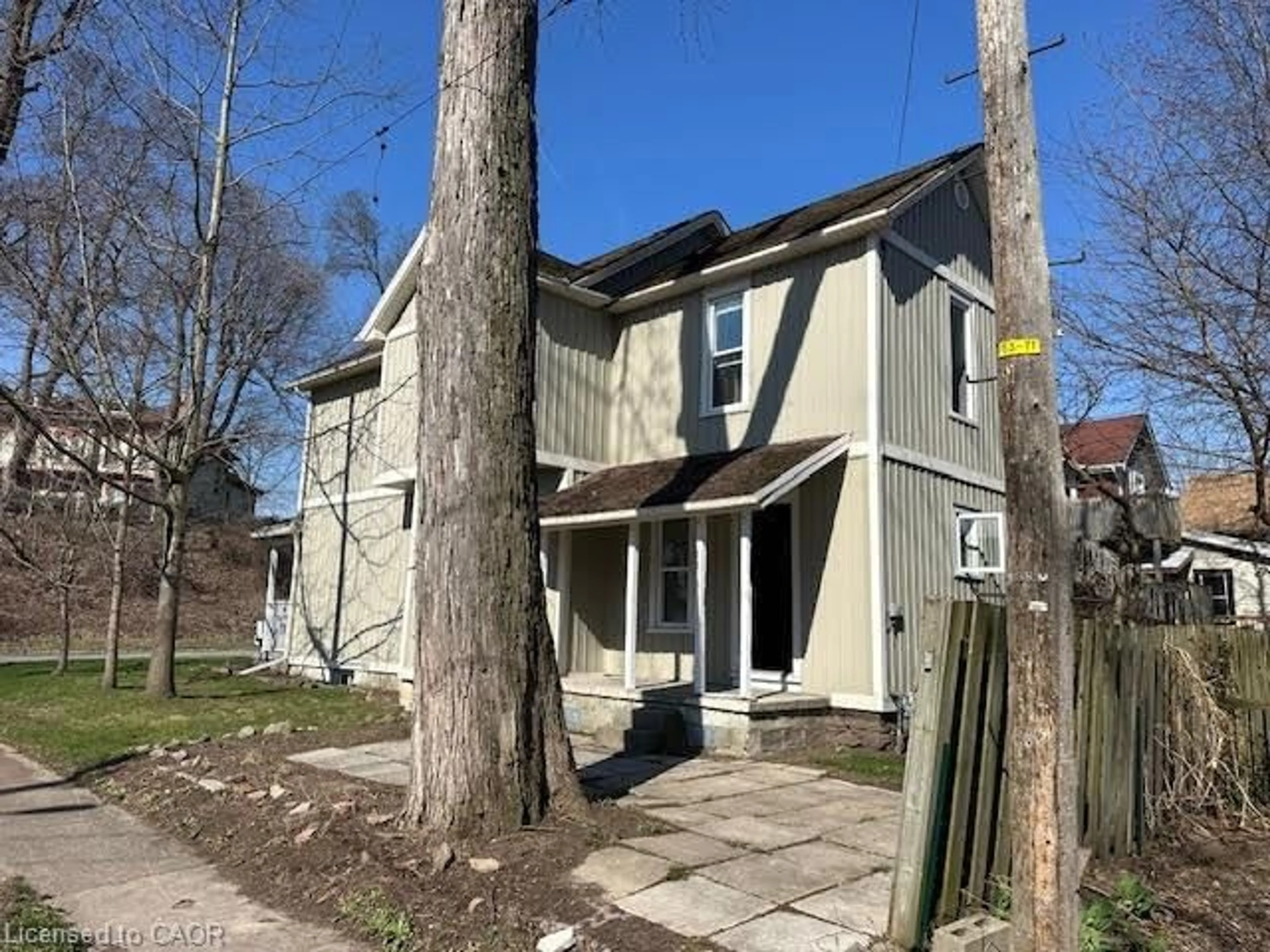 A pic from outside/outdoor area/front of a property/back of a property/a pic from drone, street for 4208 Terrace Ave, Niagara Falls Ontario L2E 2J4