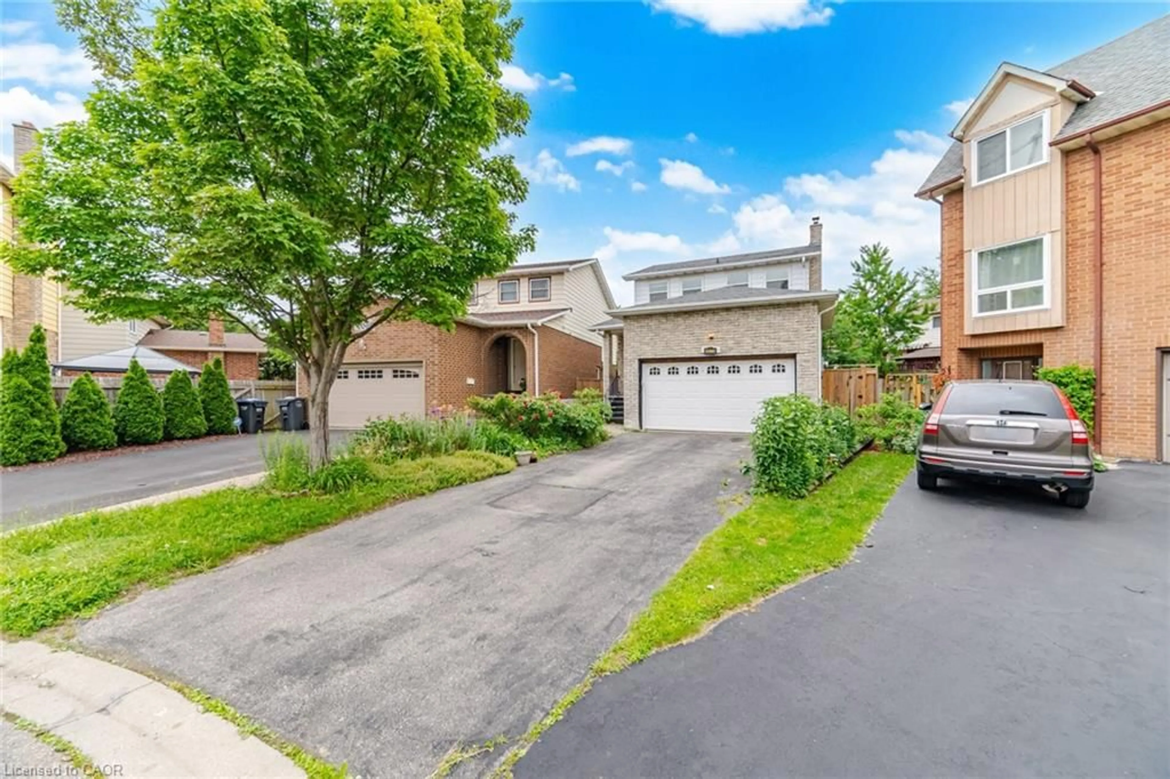 A pic from outside/outdoor area/front of a property/back of a property/a pic from drone, street for 4070 Pavillion Crt, Mississauga Ontario L5B 2W1