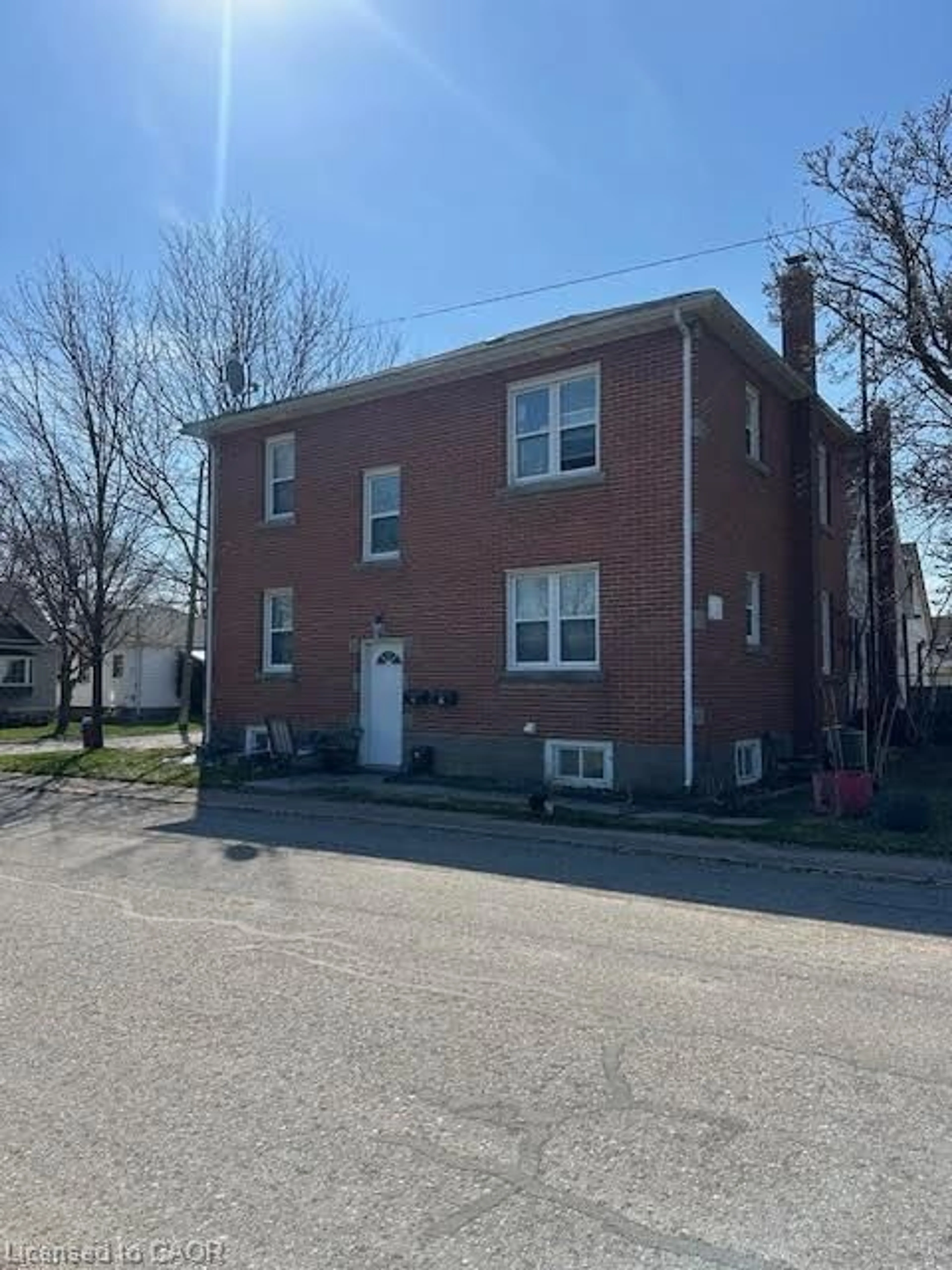 Home with brick exterior material, building for 4077 Hickson Ave, Niagara Falls Ontario L2E 3K1