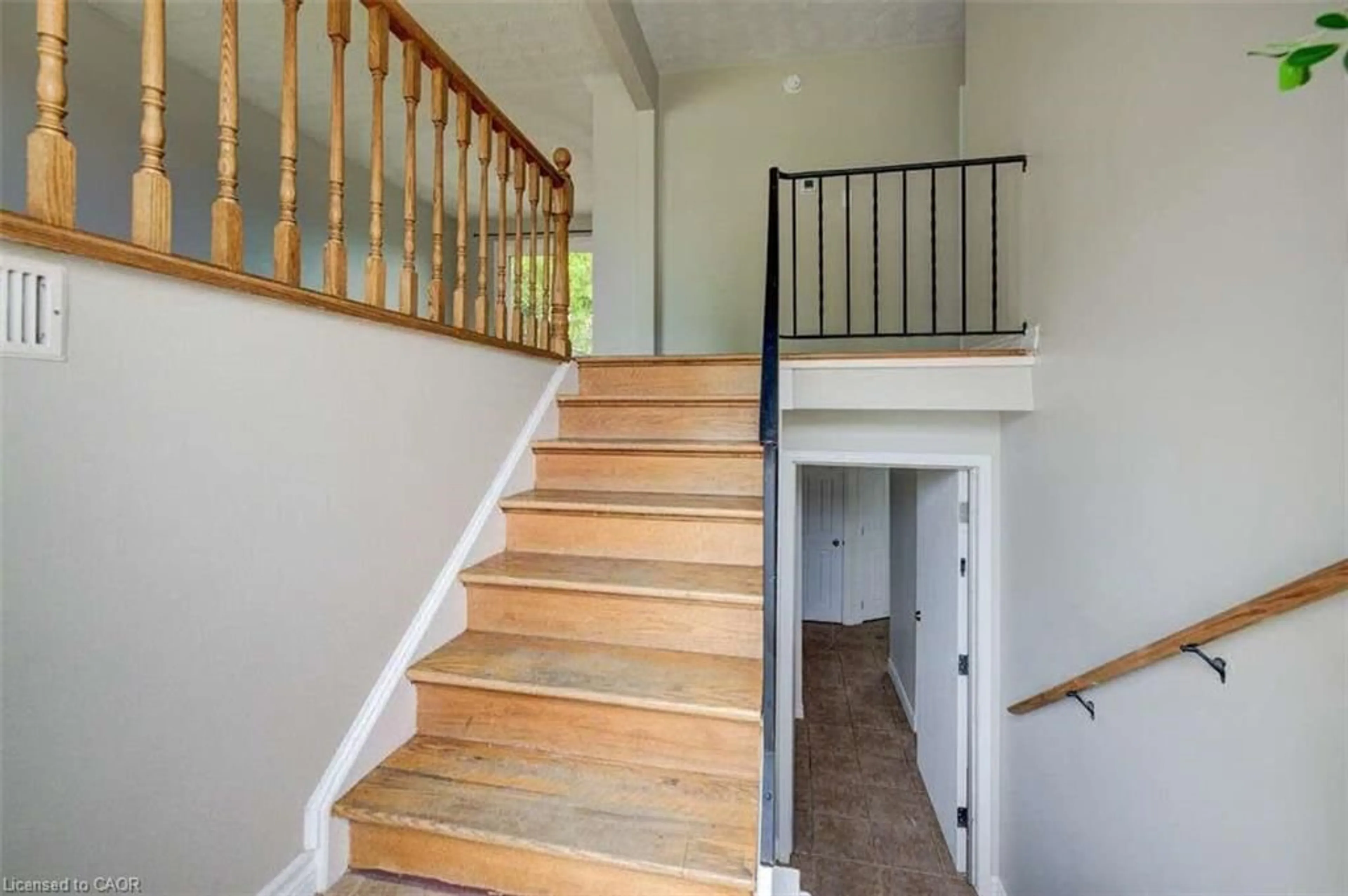 Stairs for 939 Strasburg Rd, Kitchener Ontario N2E 1T6