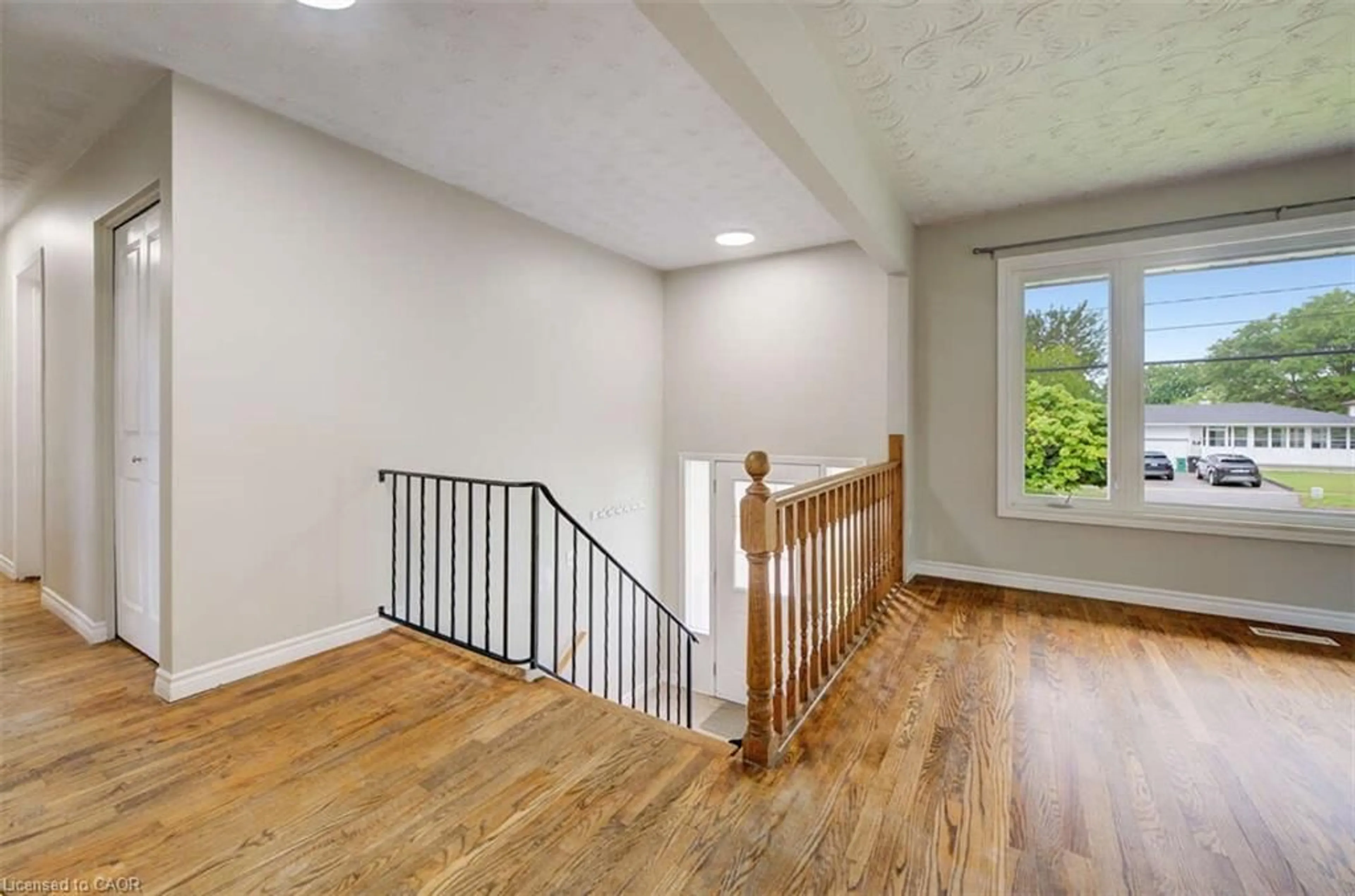 Indoor foyer for 939 Strasburg Rd, Kitchener Ontario N2E 1T6