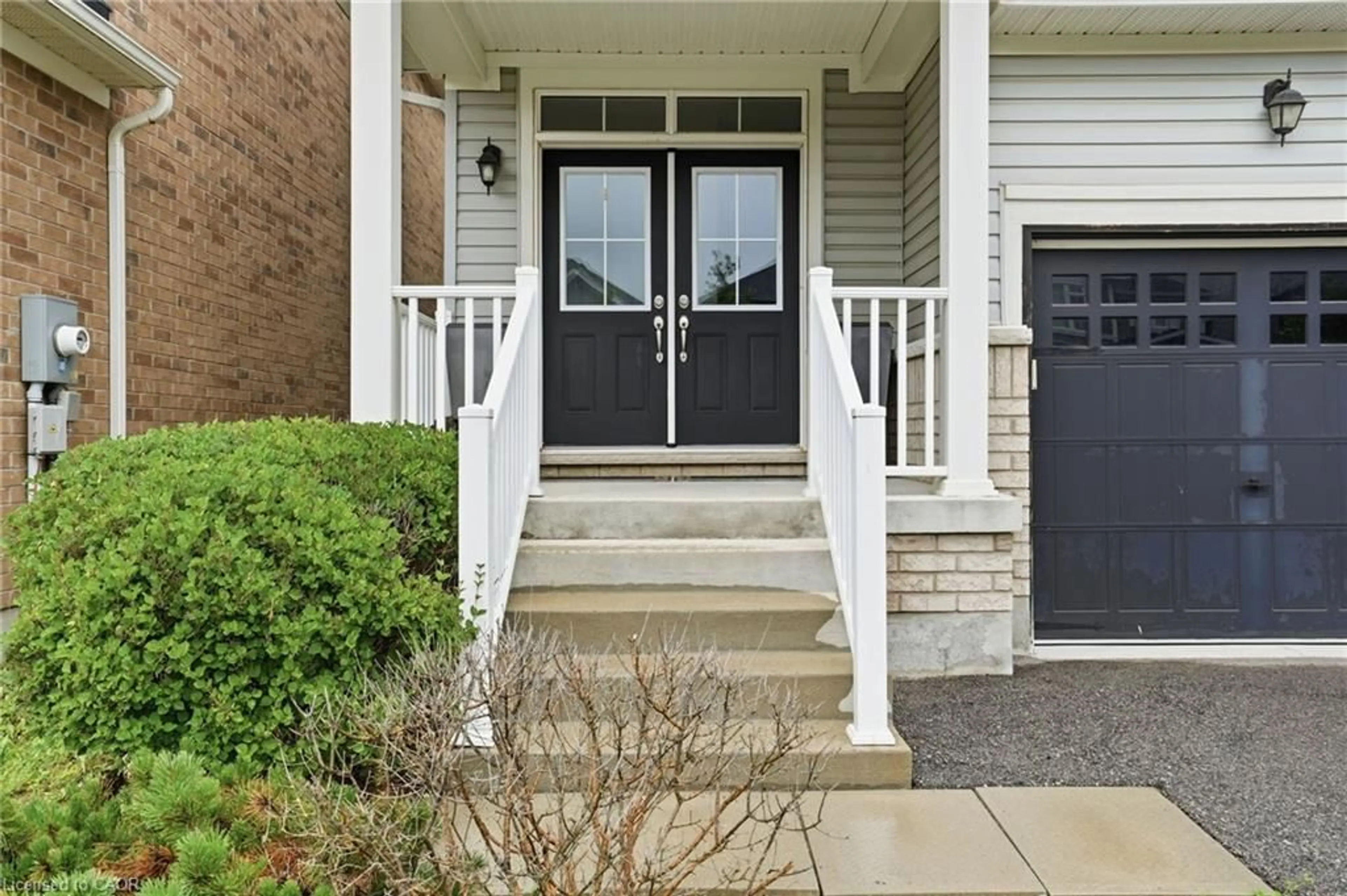 Indoor entryway for 27 Robbins Ridge, Paris Ontario N3L 0H2