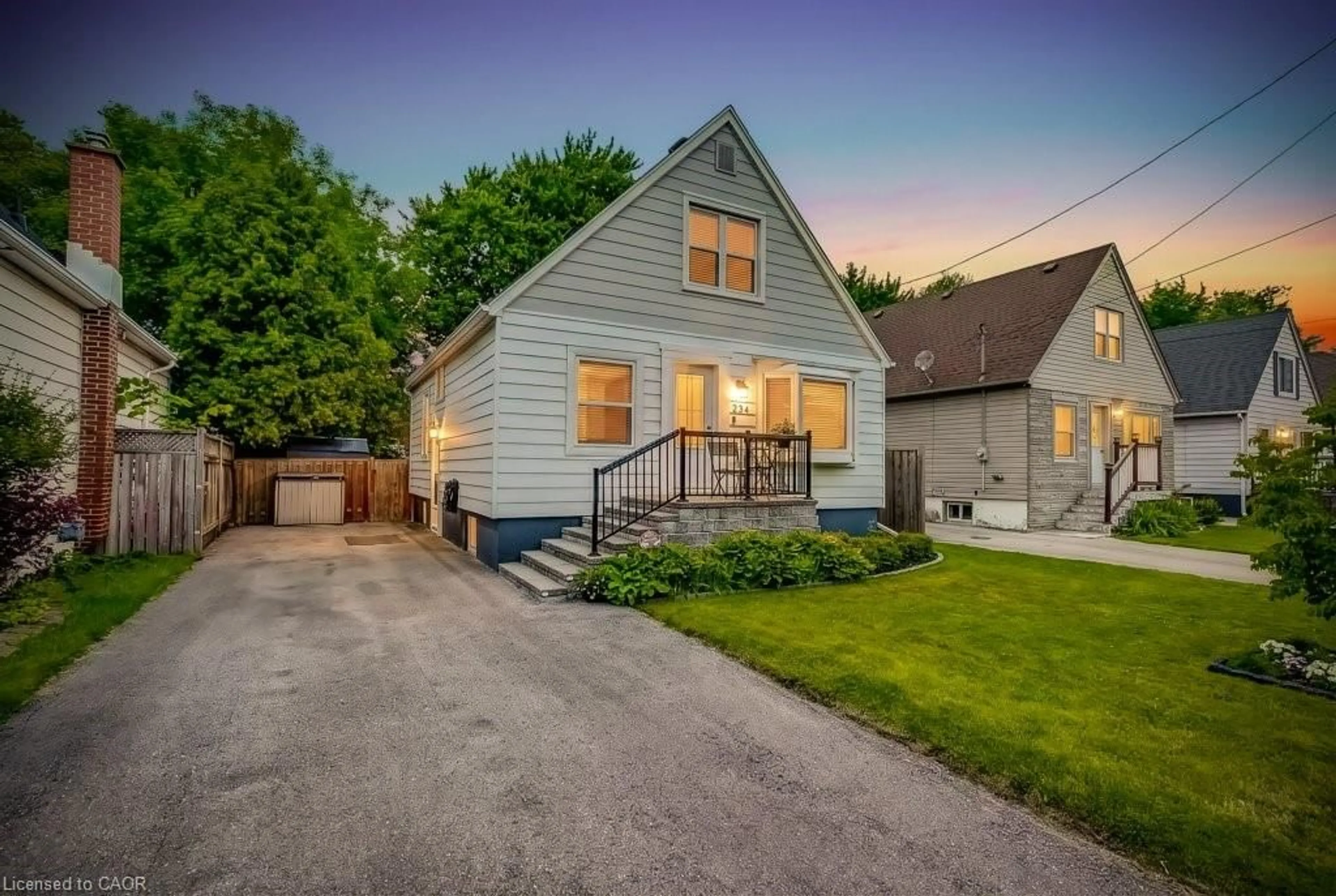 A pic from outside/outdoor area/front of a property/back of a property/a pic from drone, street for 234 East 27th St, Hamilton Ontario L8V 3G4