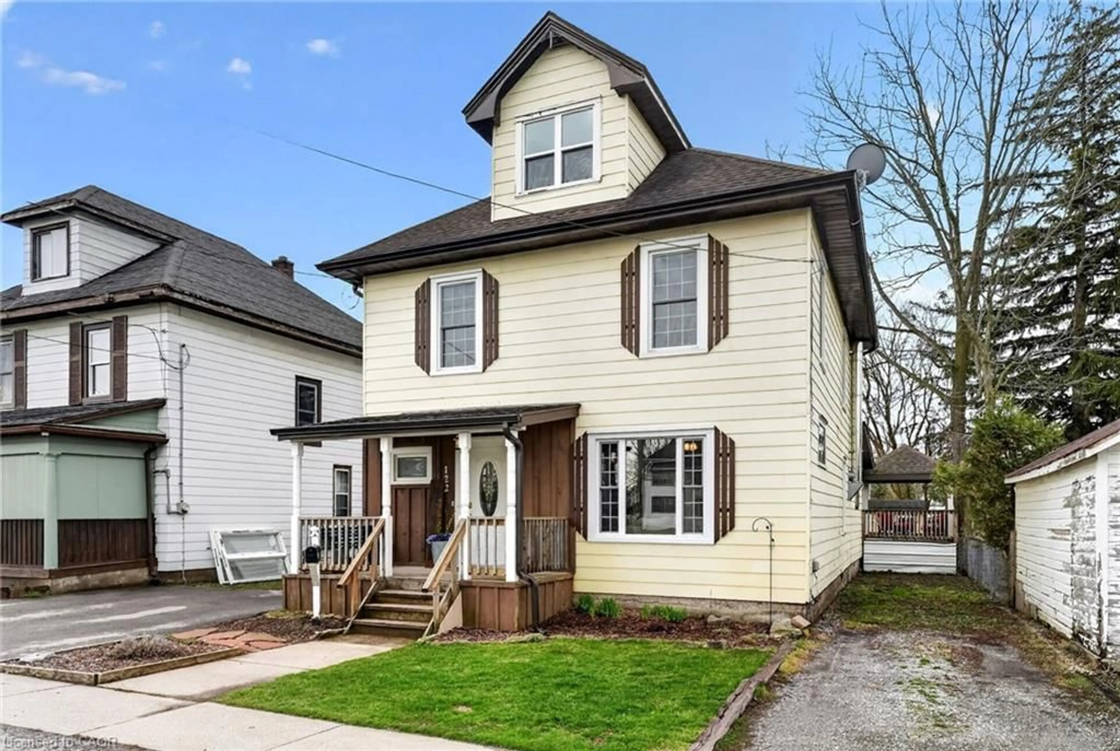 Home with vinyl exterior material, street for 122 South Cayuga St, Dunnville Ontario N1A 1P5