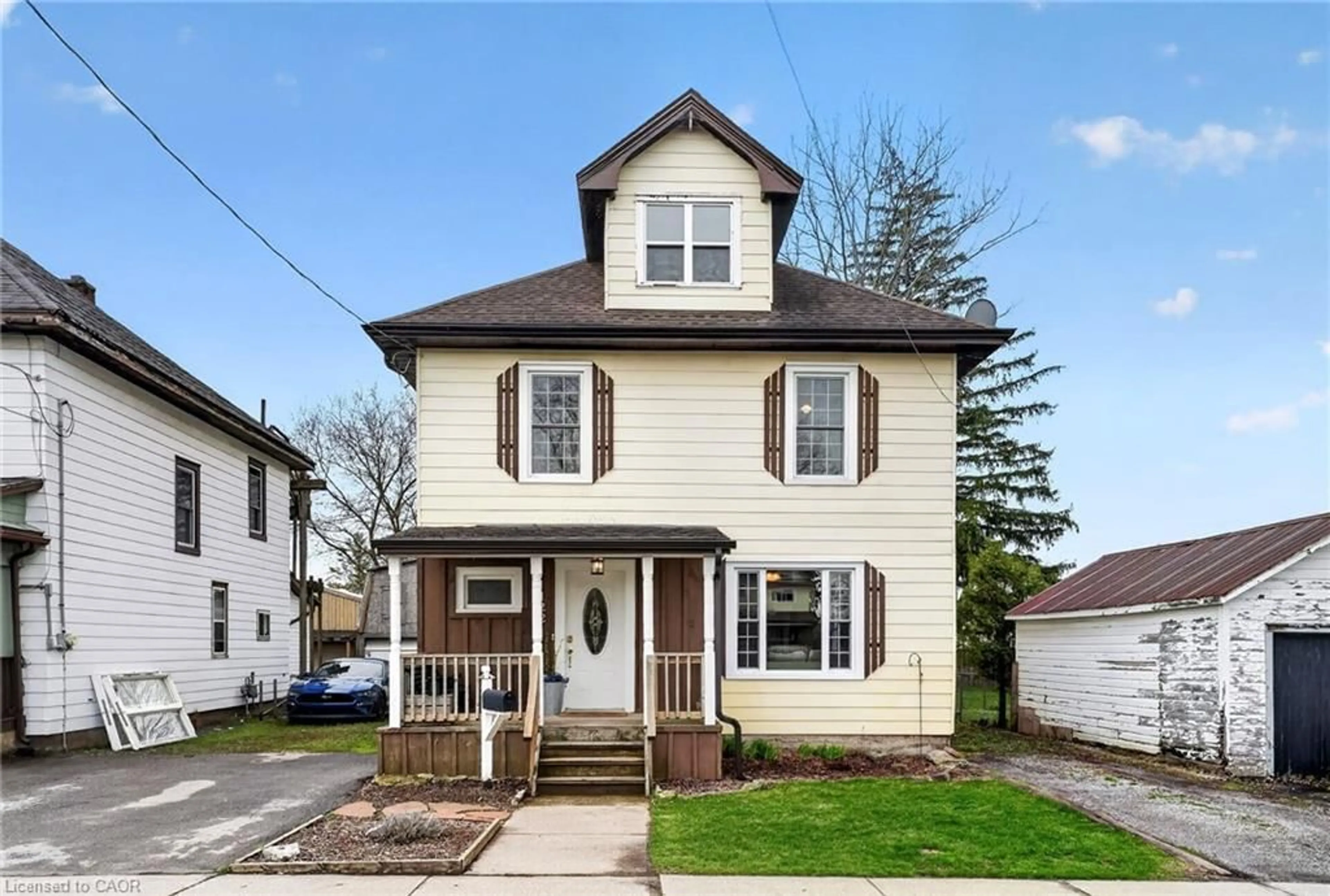Home with vinyl exterior material, street for 122 South Cayuga St, Dunnville Ontario N1A 1P5