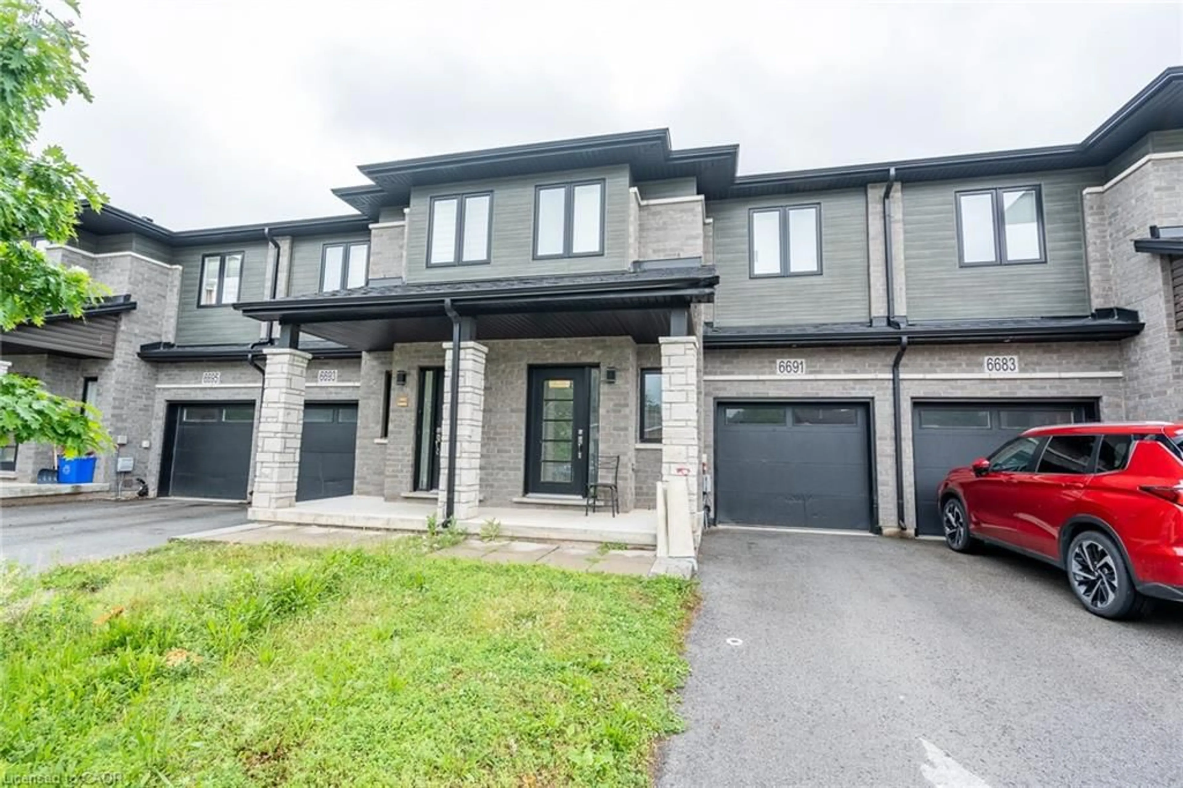 A pic from outside/outdoor area/front of a property/back of a property/a pic from drone, street for 6691 Cropp St, Niagara Falls Ontario L2E 0B7