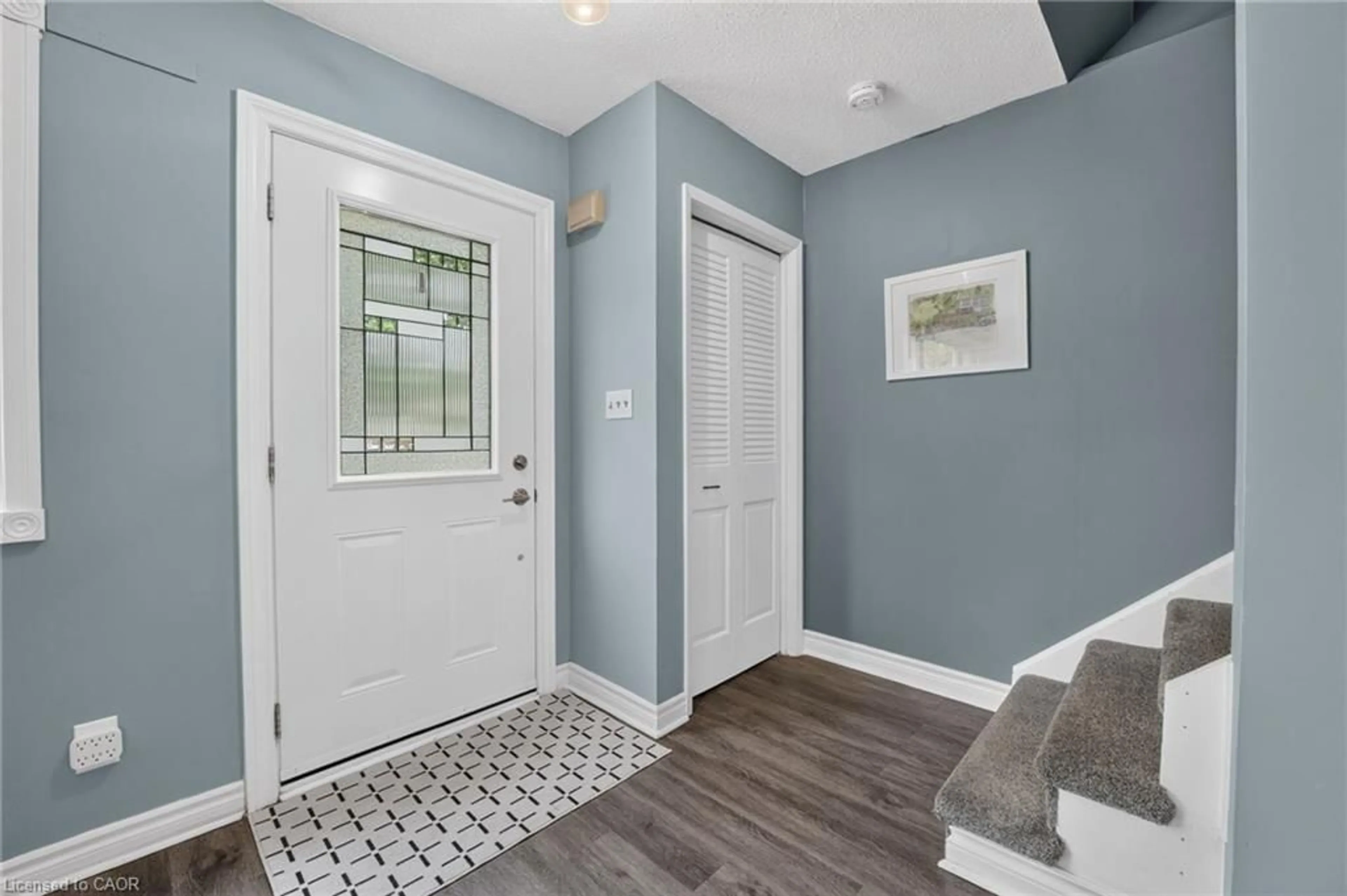 Indoor entryway for 49 Birchpark Dr, Grimsby Ontario L3M 4M9