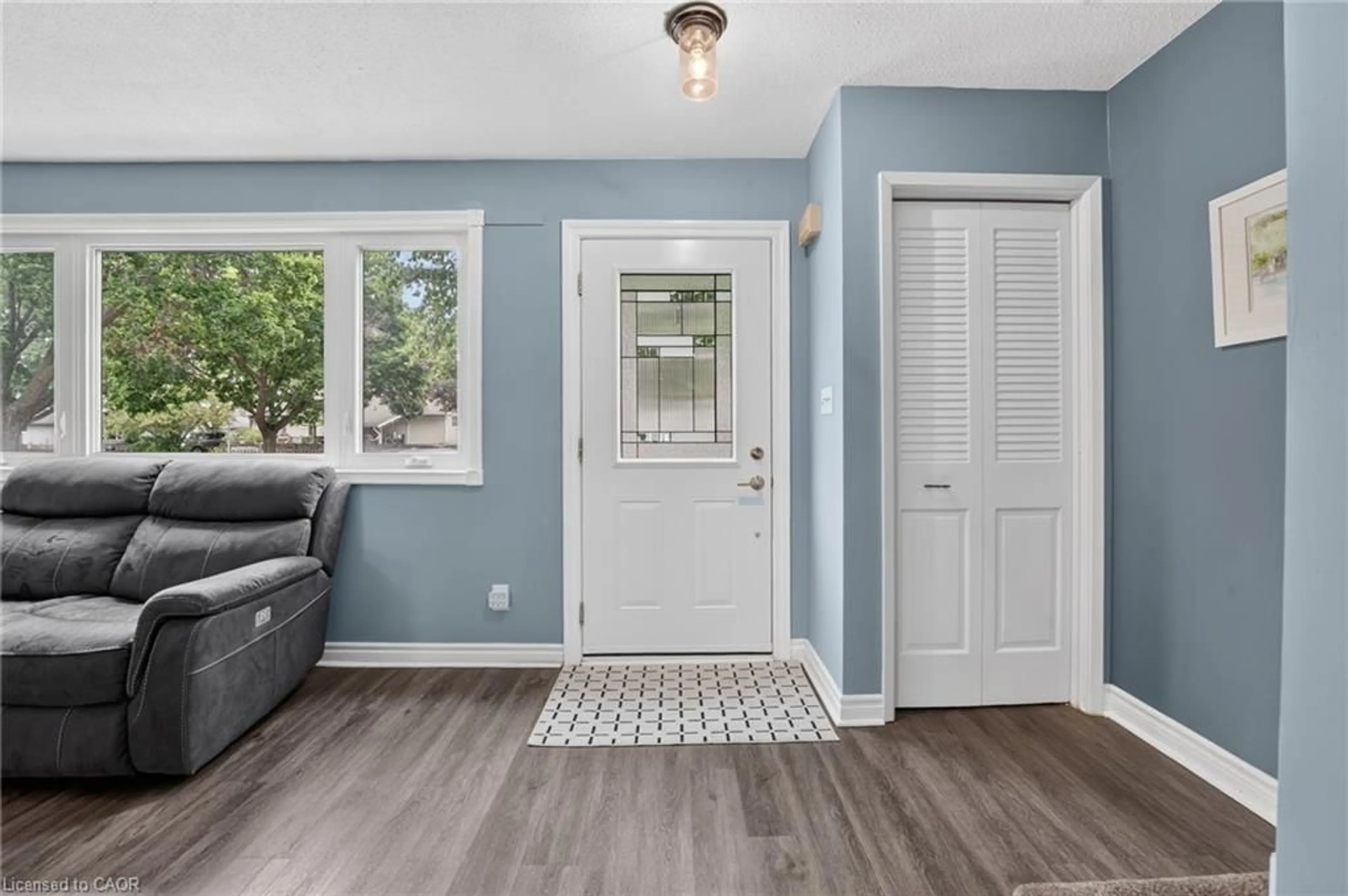 Indoor entryway for 49 Birchpark Dr, Grimsby Ontario L3M 4M9