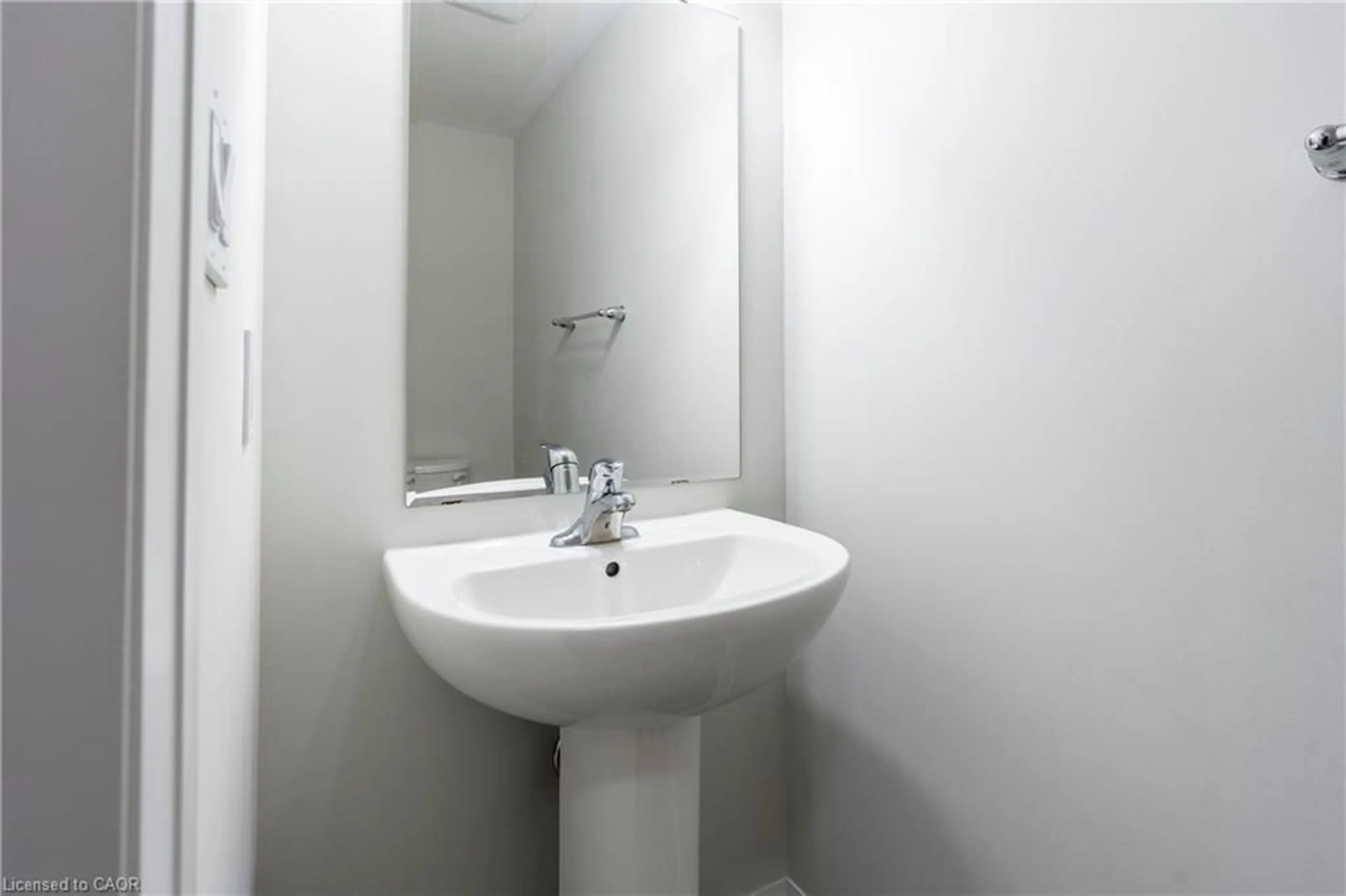Standard bathroom, unknown for 48 Progress Cres, Kitchener Ontario N2R 0R7