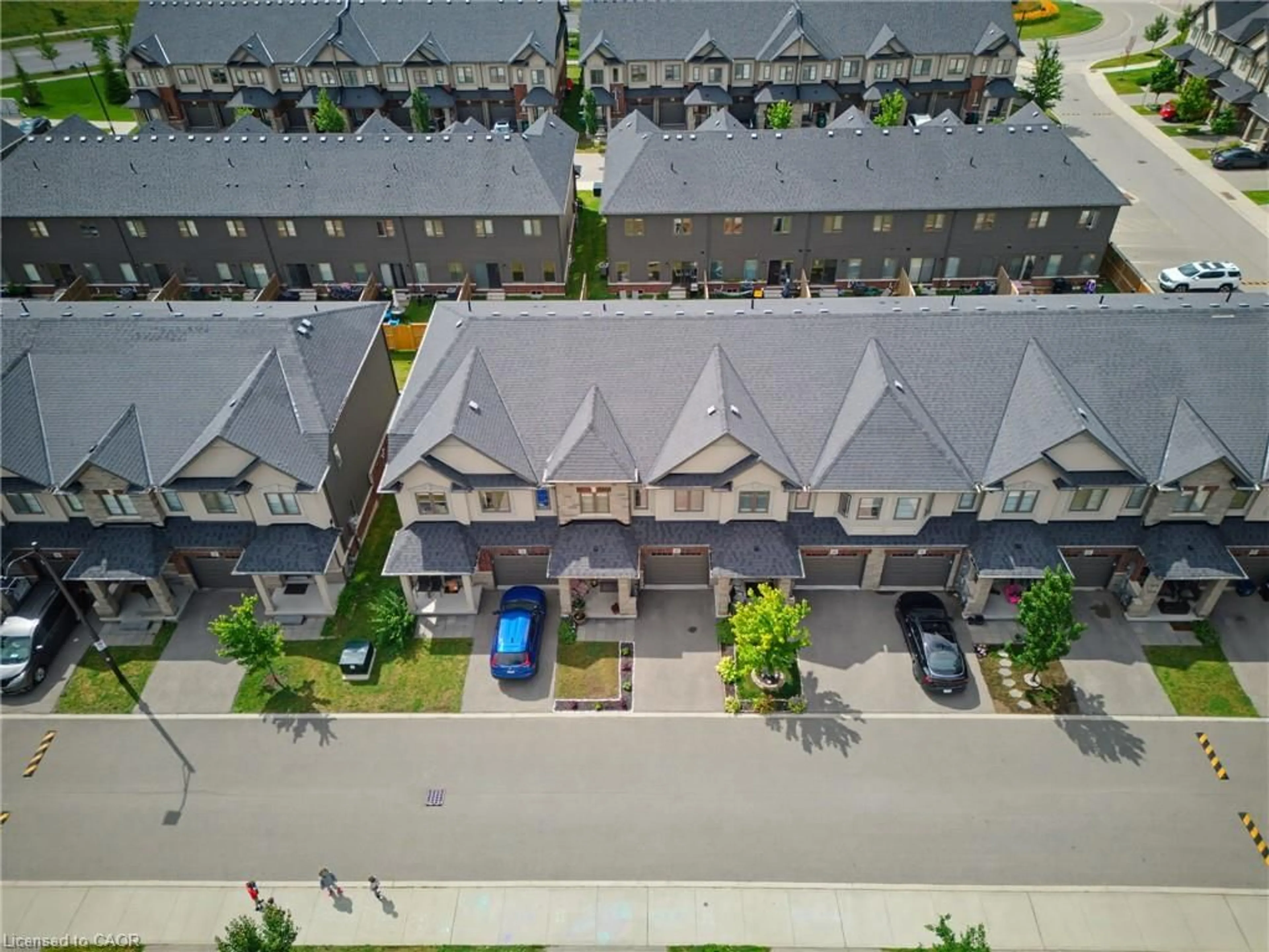 A pic from outside/outdoor area/front of a property/back of a property/a pic from drone, street for 324 Equestrian Way #49, Cambridge Ontario N3E 0E2