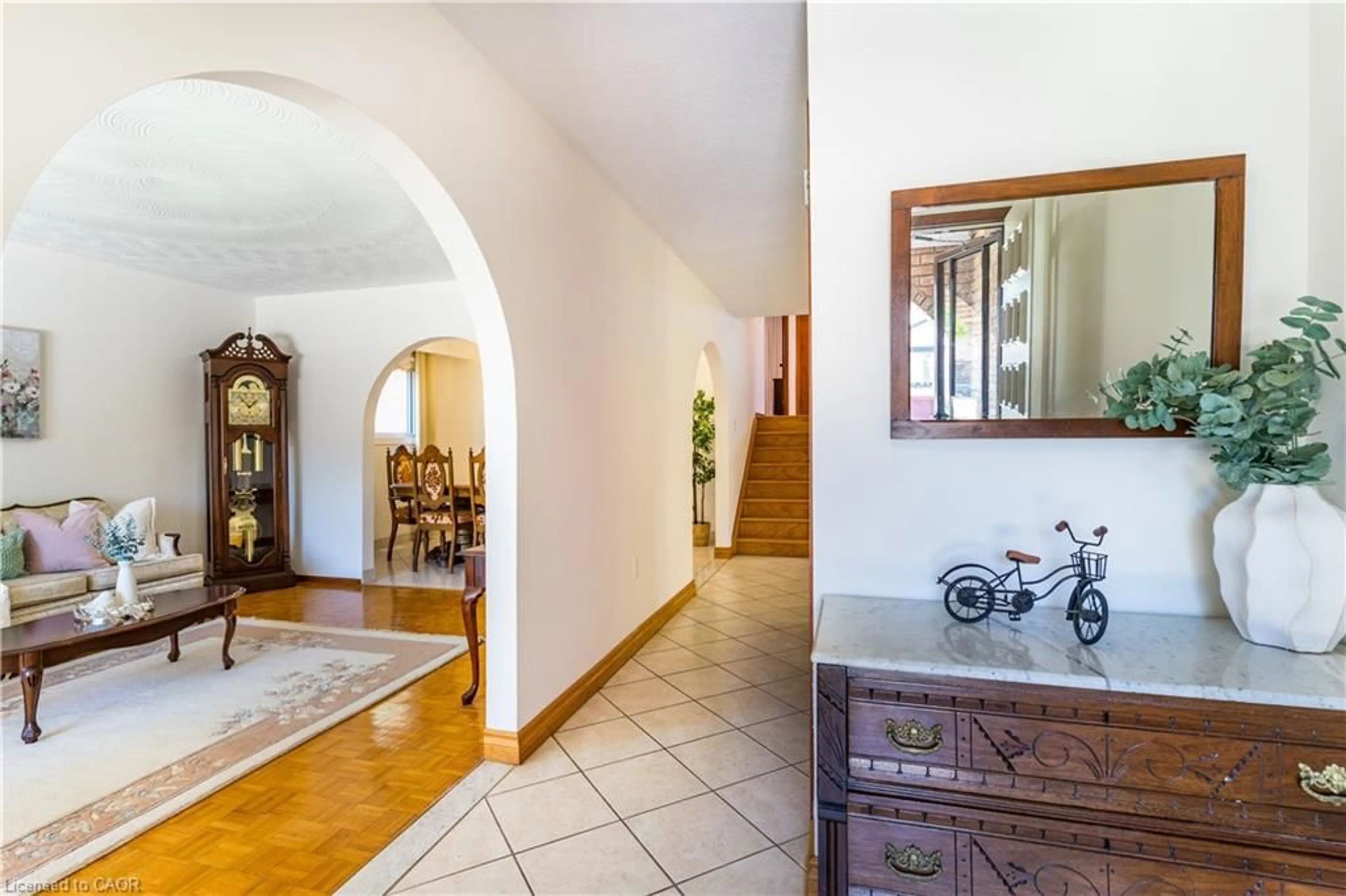 Indoor foyer for 102 Markson Cres, Hamilton Ontario L8T 4W4