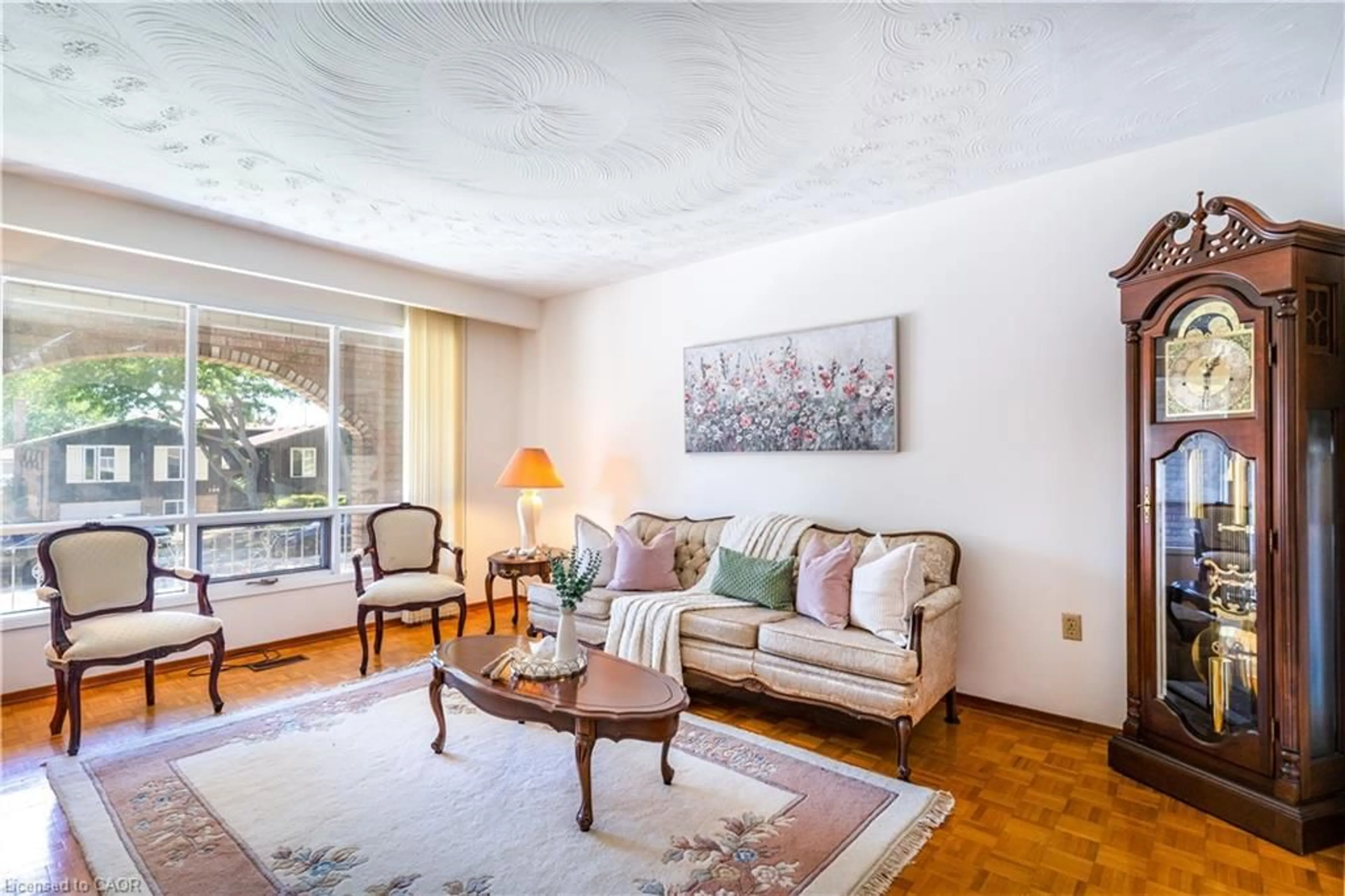 Living room with furniture, unknown for 102 Markson Cres, Hamilton Ontario L8T 4W4