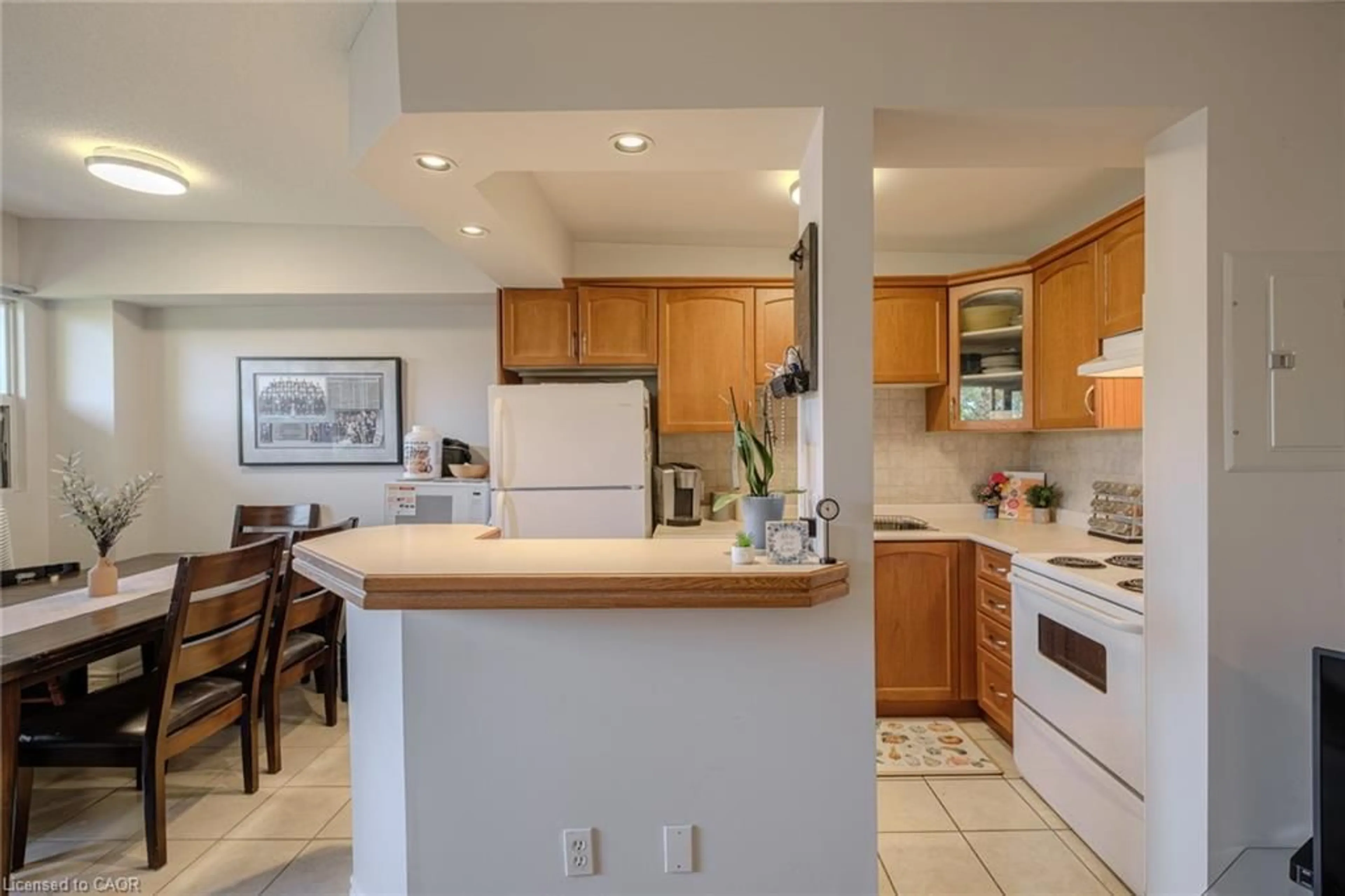Standard kitchen, ceramic/tile floor for 648 Grey St #308, Brantford Ontario N3S 4Y3