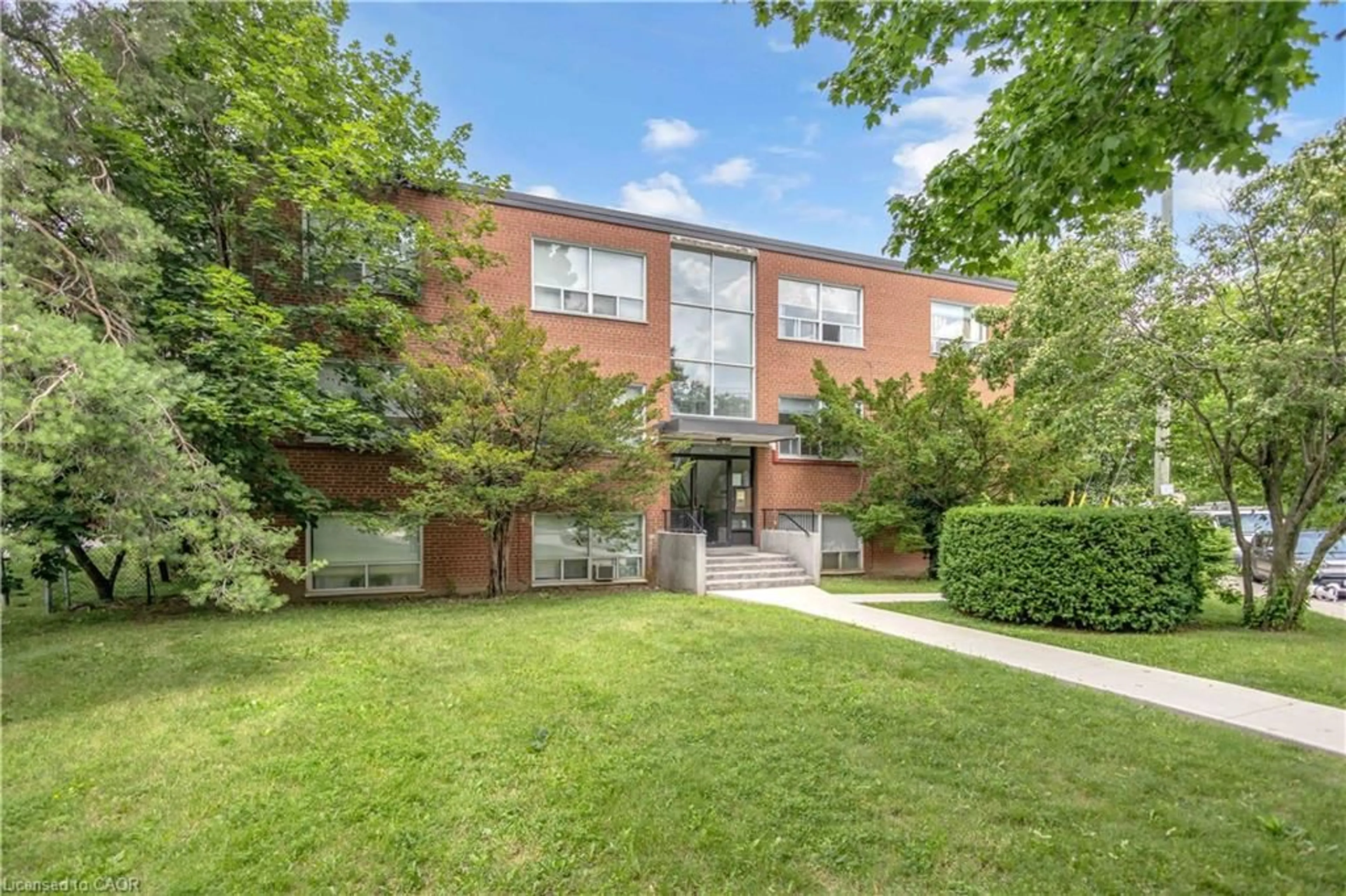 Patio, building for 57 Mericourt Rd #302, Hamilton Ontario L8S 2N5
