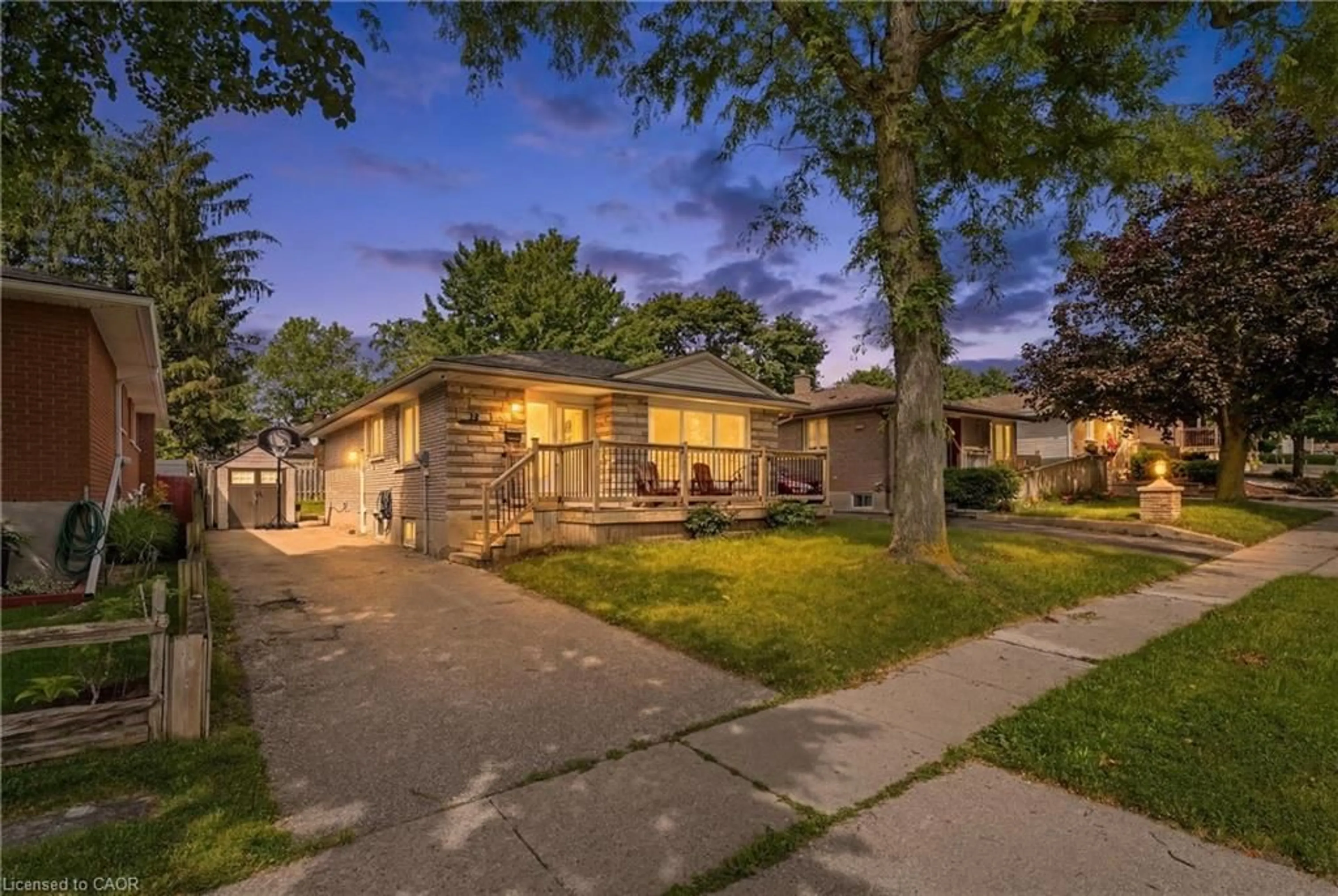 A pic from outside/outdoor area/front of a property/back of a property/a pic from drone, street for 22 Mark Cres, Cambridge Ontario N1S 4A3