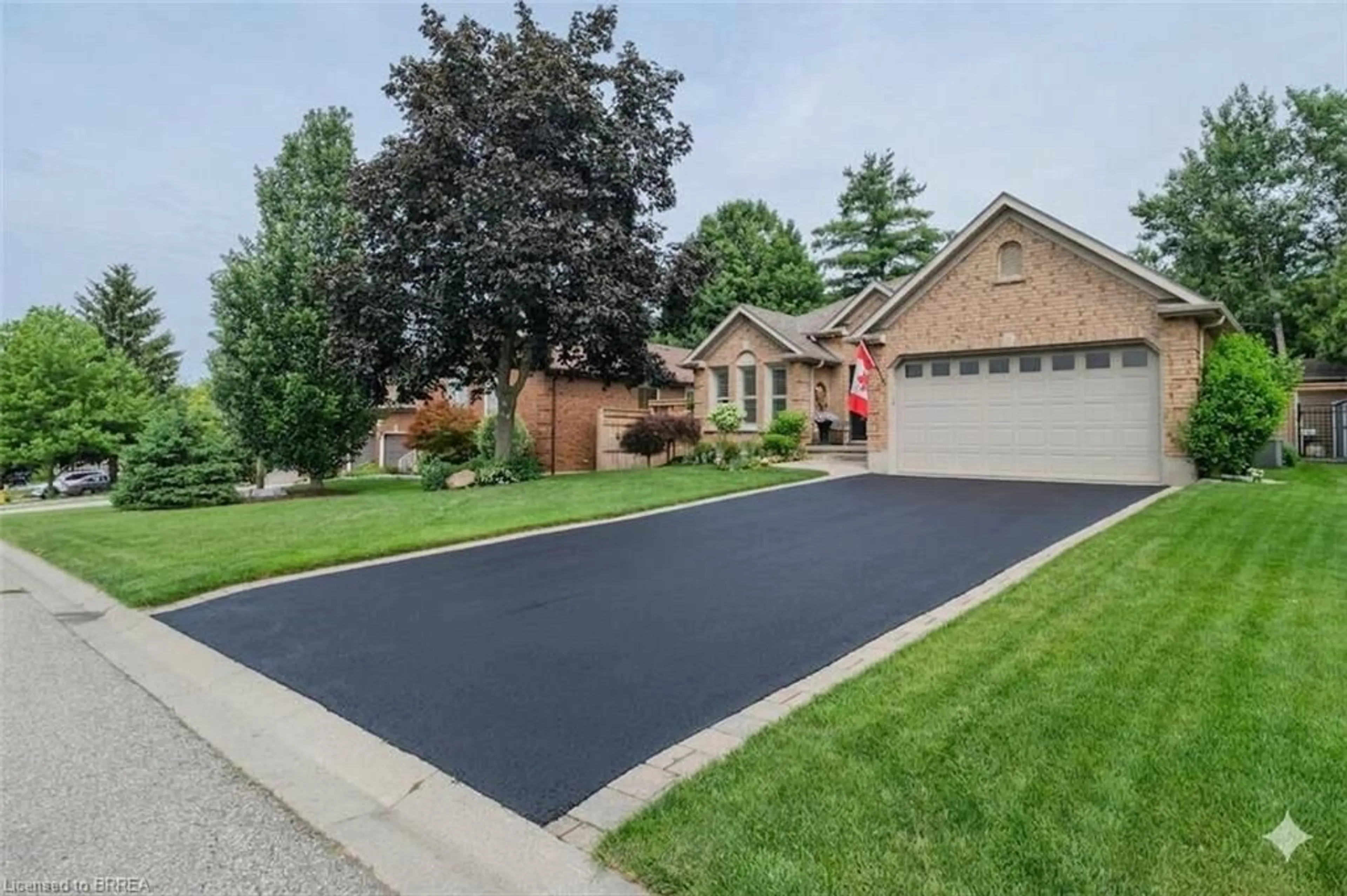 Home with vinyl exterior material, street for 39 Russell Cres, St. George Ontario N0E 1N0