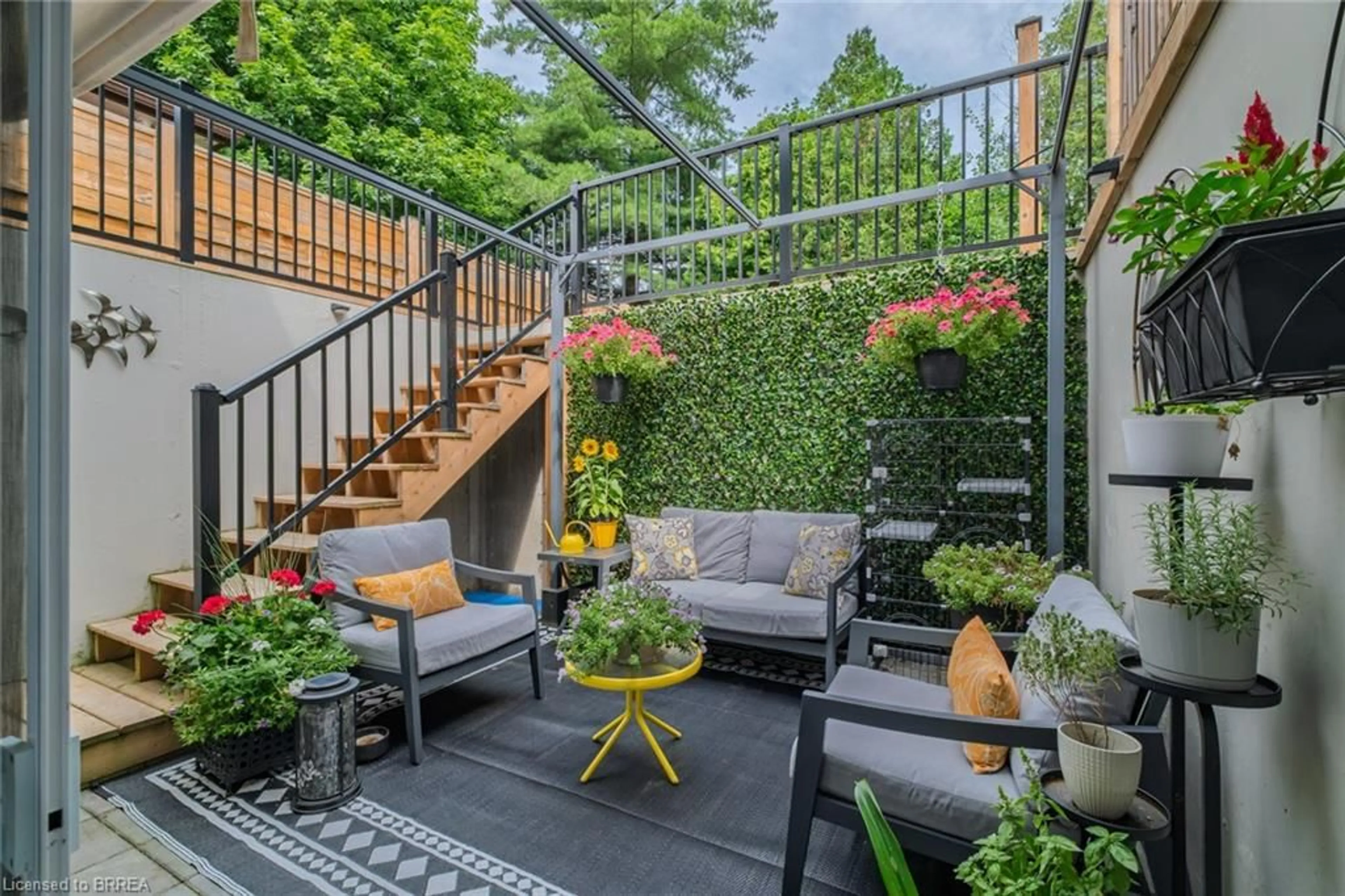 Patio, street for 39 Russell Cres, St. George Ontario N0E 1N0