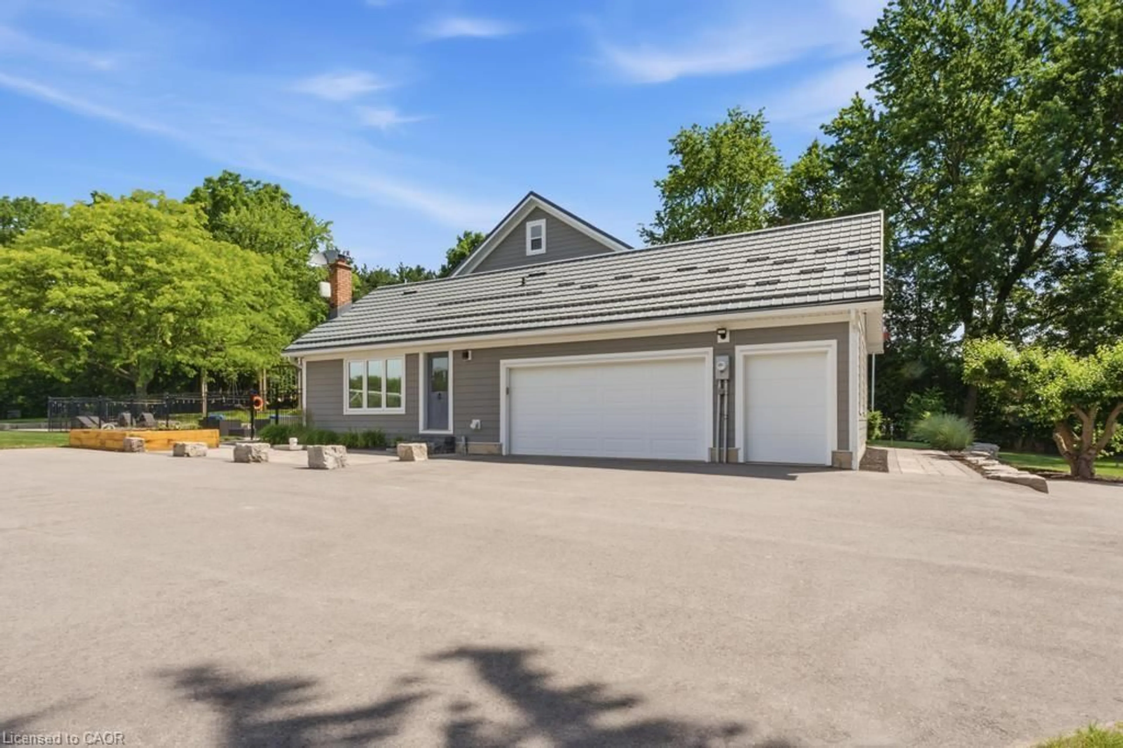 Indoor garage for 1119 Powerline Rd, Lynden Ontario L0R 1T0