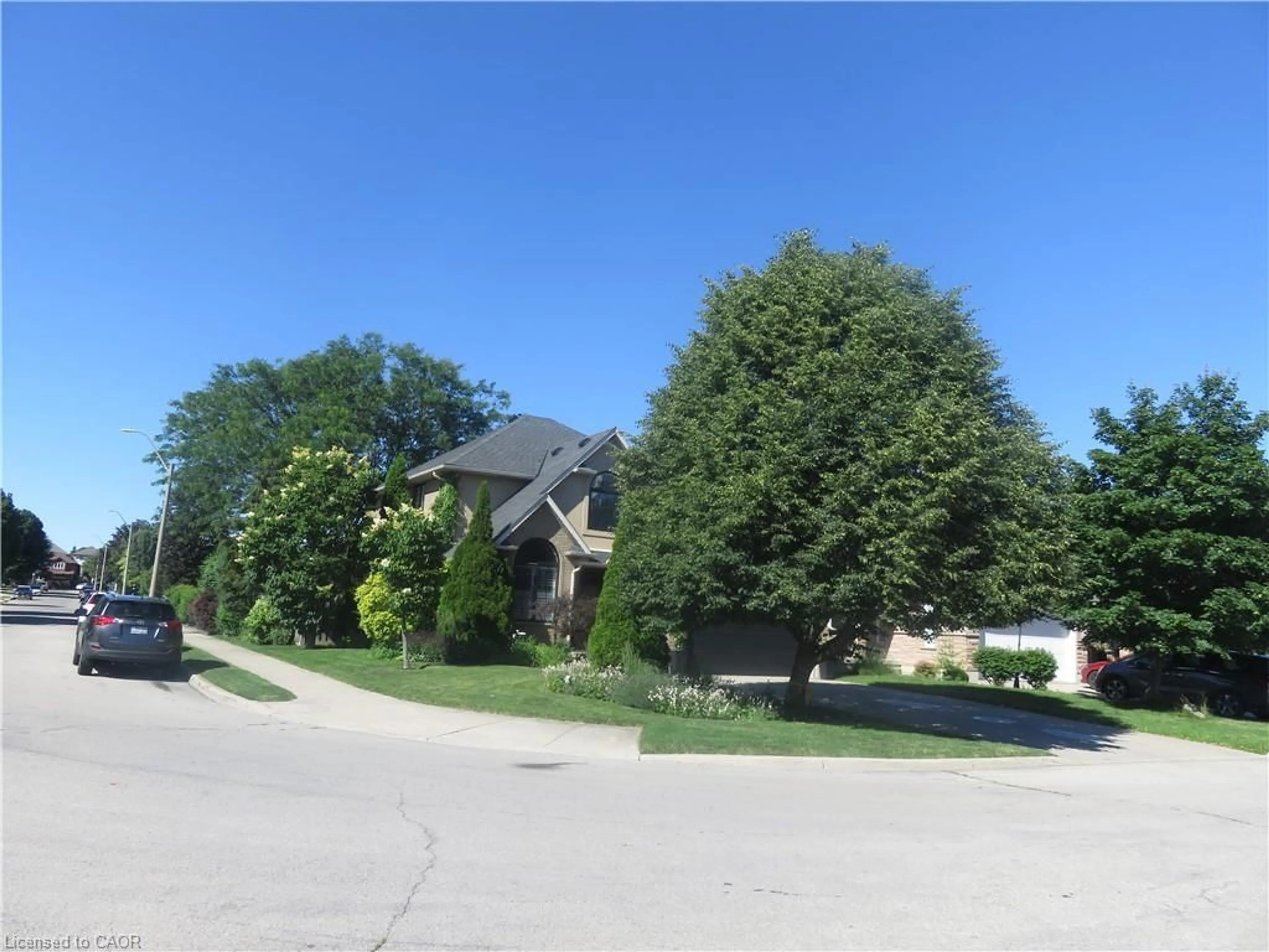 A pic from outside/outdoor area/front of a property/back of a property/a pic from drone, street for 123 Lynnette Dr, Hamilton Ontario L9B 2P7