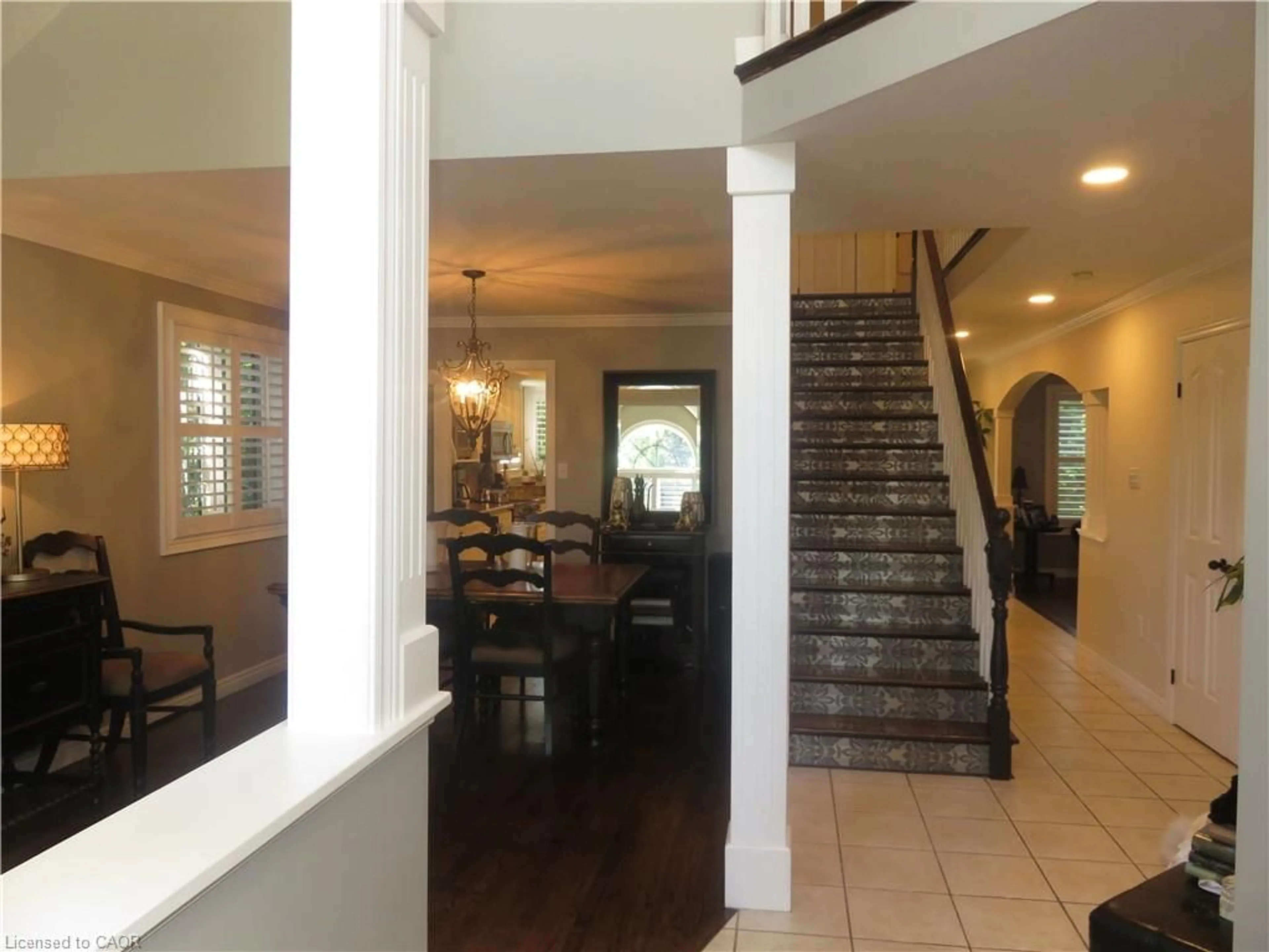 Indoor foyer for 123 Lynnette Dr, Hamilton Ontario L9B 2P7