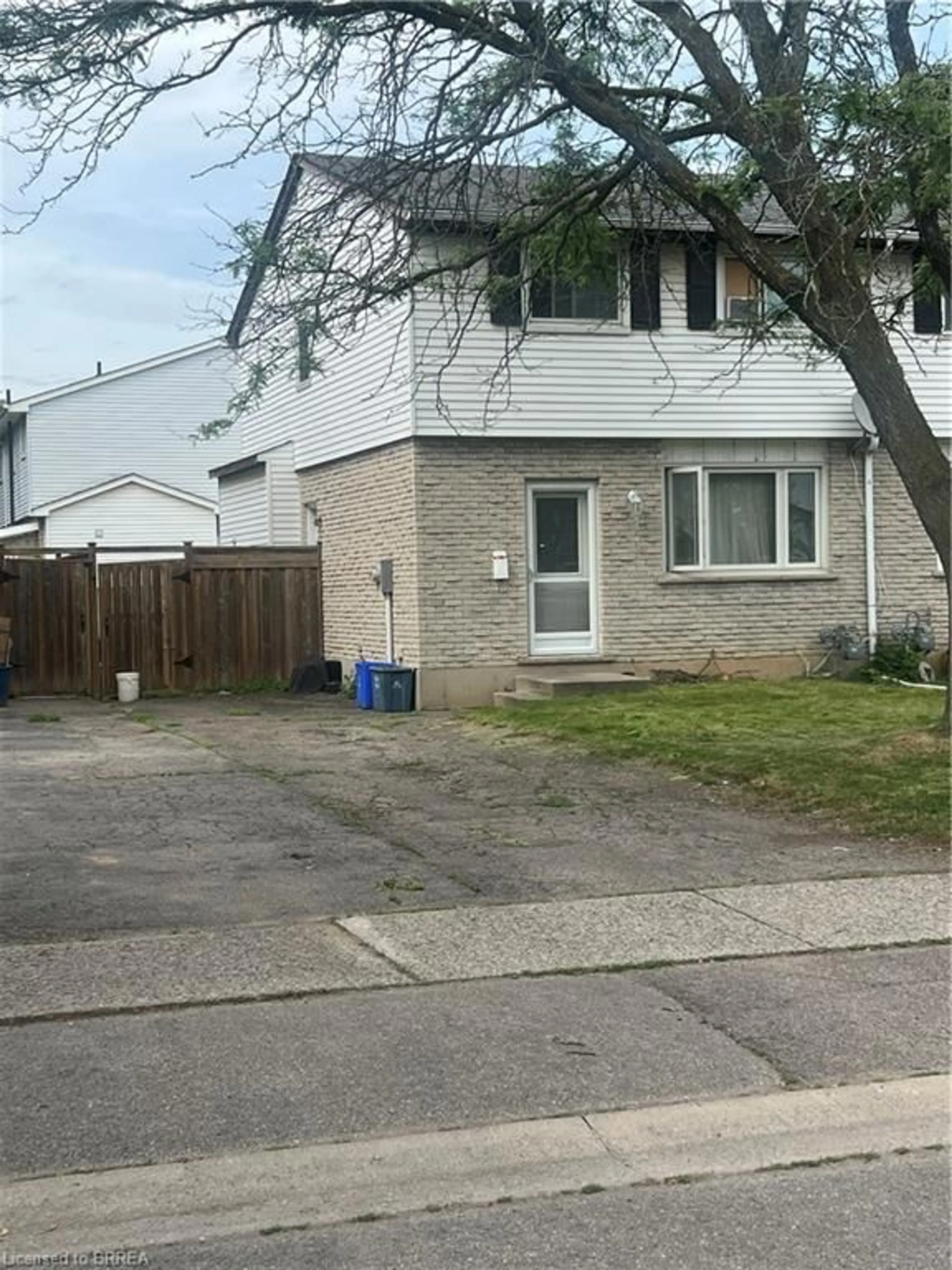 A pic from outside/outdoor area/front of a property/back of a property/a pic from drone, street for 35 Debby Cres, Brantford Ontario N3R 7A4